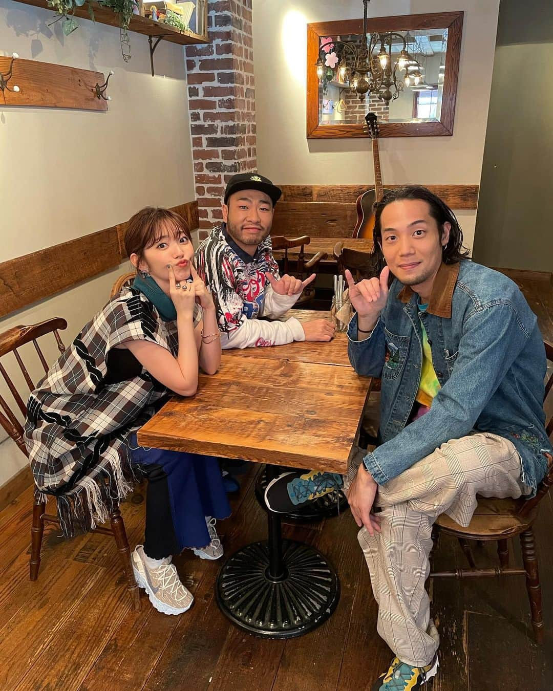 鈴木愛理さんのインスタグラム写真 - (鈴木愛理Instagram)「✴︎Apple Pie🤤﻿ ﻿ @bluevintage_official ×鈴木愛理コラボの楽曲『Apple Pie』🍎﻿ ﻿ 関連のお知らせがたくさん解禁になりました✨﻿ ﻿ ①🎂4月12日21:00から﻿ LINE LIVEにてスペシャルコラボライブをしますー！！🥰﻿ 27歳はじめてのLIVE是非見てね！✨﻿ ﻿ ②4月12日に配信リリース決定！﻿ →現在iTunesでプレリリース中。﻿ 予約して待っててねー！！👍﻿ ジャケ写は2枚目！﻿ アーティスト写真は1枚目です！﻿ ﻿ ③同日4月12日にYouTubeにてMVフル解禁🎞﻿ ﻿ ④曲名にちなんで、アップルパイで有名な『GRANNY SMITH』とコラボ！！🤤﻿ 鈴木愛理とBlue Vintageが考案した﻿ 「マカダミアナッツとホワイトチョコのアップルパイ ～Nuts Lover Vintage～」試食会などしたのですが、とにかく美味しくて嬉しい😭💓﻿ 発売は4月17日から期間限定で発売です🌿﻿ #3枚目のが実物🤤 ﻿ #たくさんお知らせですが﻿ #ついてきてくださいね〜🤣﻿ #明日はBDイベント🎉﻿ #グッズ公開されてます❤︎」4月10日 16時39分 - airisuzuki_official_uf