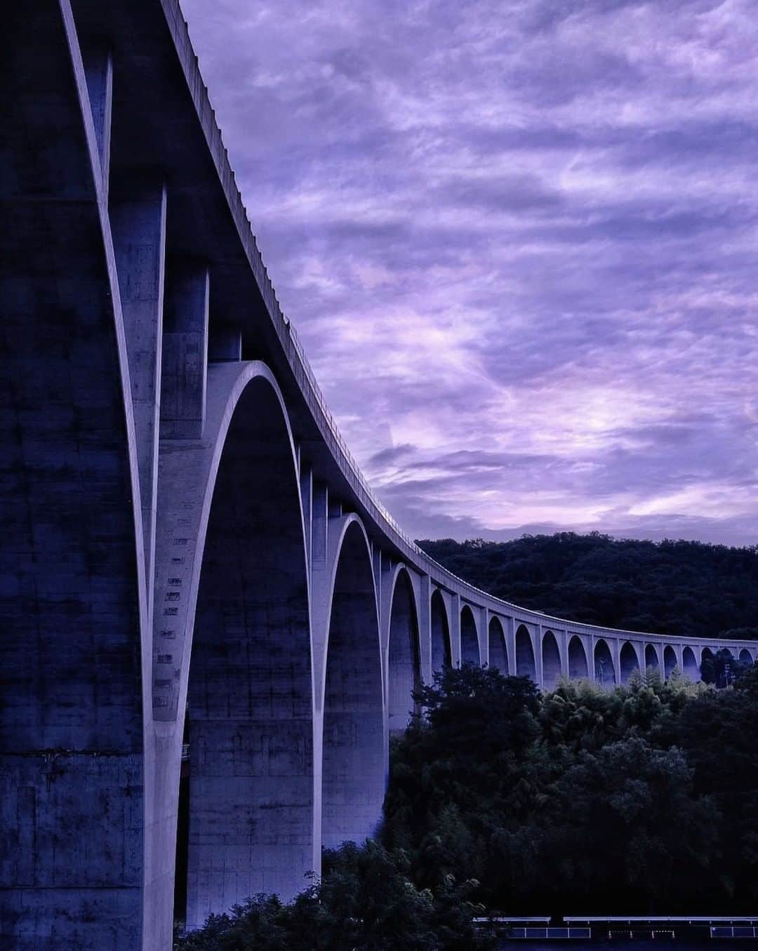 ?長野県 観光 公式インスタグラム さんのインスタグラム写真 - (?長野県 観光 公式インスタグラム Instagram)「// Photo by @rurouni__photo  Ueda Roman Bridge (Ueda City)  The Ueda Roman Bridge is said to have been named due to its resemblance to ancient Roman aqueducts.  While to many it’s just another bridge on the Joshin’etsu Expressway, it has become a popular photo spot in its own right thanks to its beautiful arches.   ＝＝＝＝＝＝＝＝＝﻿ ﻿ 美しい連続アーチ橋 「上田ローマン橋」 ＠上田市  古代ローマの水道橋を 思わせることから名付けられたという 「上田ローマン橋」🌉  上信越自動車道に掛かる橋ですが その美しく迫力ある連続アーチゆえ 人気の撮影スポットにもなっています📸  ＿＿＿＿＿＿＿＿＿　  ﻿ Location / Ueda City, Nagano , Japan ﻿ ﻿ #おうちでながの﻿ #長野のいいところ ﻿ #上田ローマン橋 #上田市」4月10日 17時00分 - nagano_japan