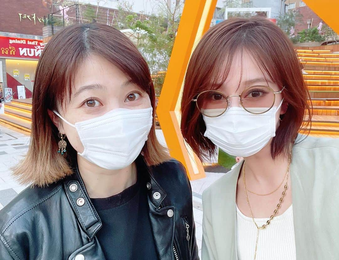 青木英李さんのインスタグラム写真 - (青木英李Instagram)「先日、ブランチ仲間のあきえちゃん＆テキサスと開放的なテラスでかなーり久々にランチをしてきました🍽🍻  出会って１２年経つけど、あの頃も今も変わらず愉快な仲間達👏😊月日が経ってそれぞれが成長し更に好きが増していて、改めて#王様のブランチ での出会いに感謝だな〜と思いました👑✨  テキサスとは夕方だから１件だけハシゴしちゃって… ちょっとしか呑んでないのに私だけ赤い🥴笑  #ランチ #大好き #ブランチファミリー」4月10日 17時07分 - eriaoki_official