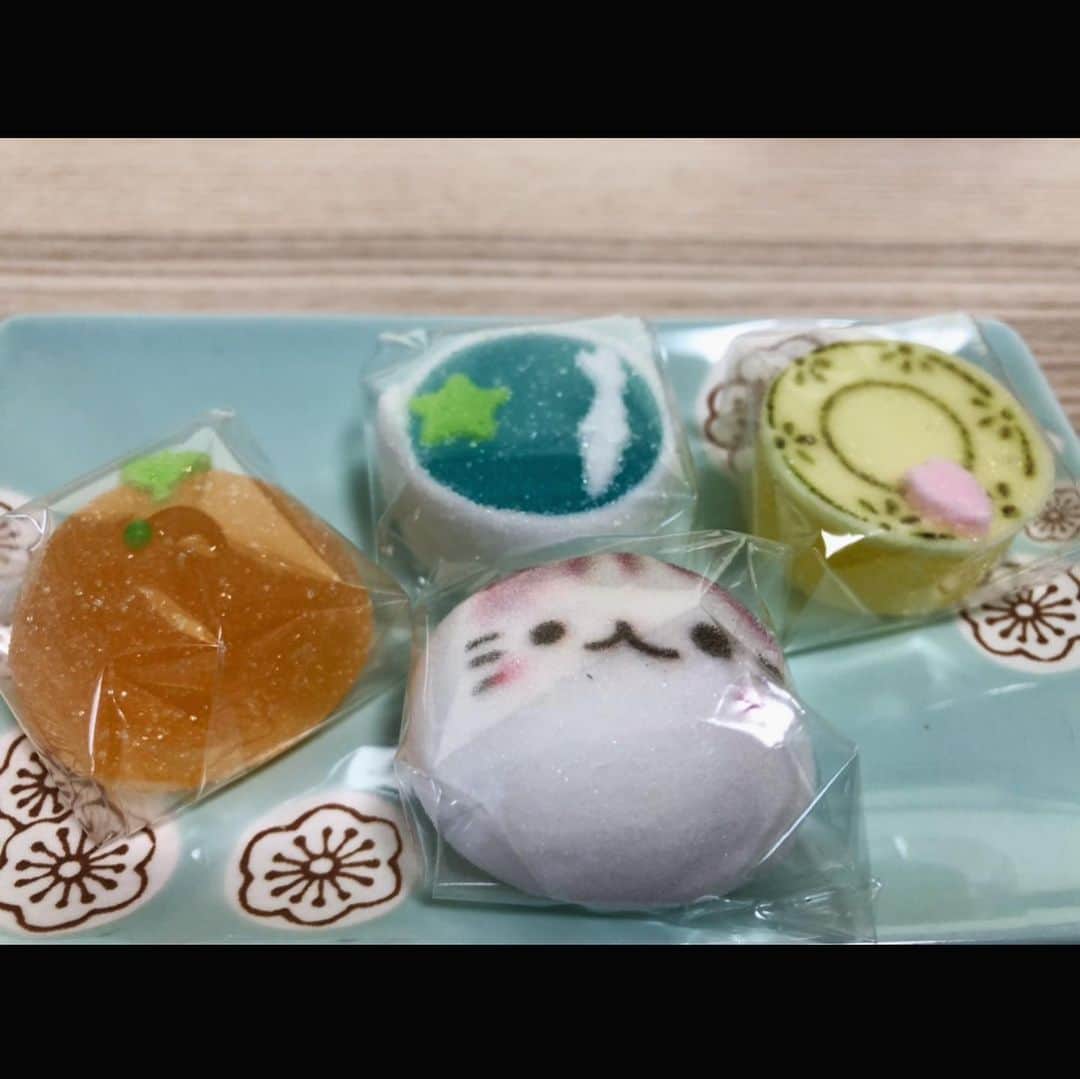 白鳥玉季さんのインスタグラム写真 - (白鳥玉季Instagram)「さつえいの帰りに可愛いお菓子が売ってるのをみつけたよ。　　　　　 たくさん種類があってまよったけど妹と２個ずつ買ってもらいました😋 さて、私が選んだのはどれとどれかな？  かわいくて食べるのもったいないなぁ🤭  #白鳥玉季　#可愛いお菓子🍭」4月10日 17時23分 - shiratori_tamaki