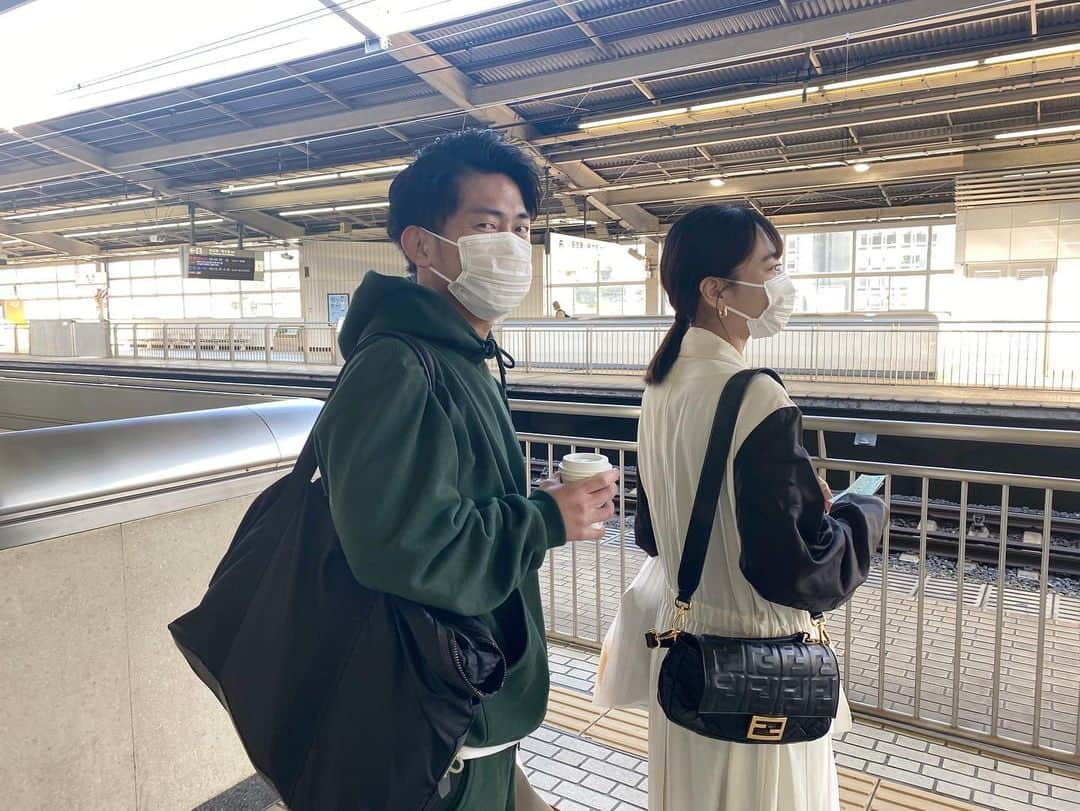 近藤千尋さんのインスタグラム写真 - (近藤千尋Instagram)「ロケの帰りに📸♥️  マネージャーさん達と待っている 子供👶🧒のところへ 急いで帰ってきました✌️🚅  今日ちょっと寒かったね😣  👚 @togaarchives  👜 @fendi   #太田夫婦」4月10日 17時34分 - chipichan.1215