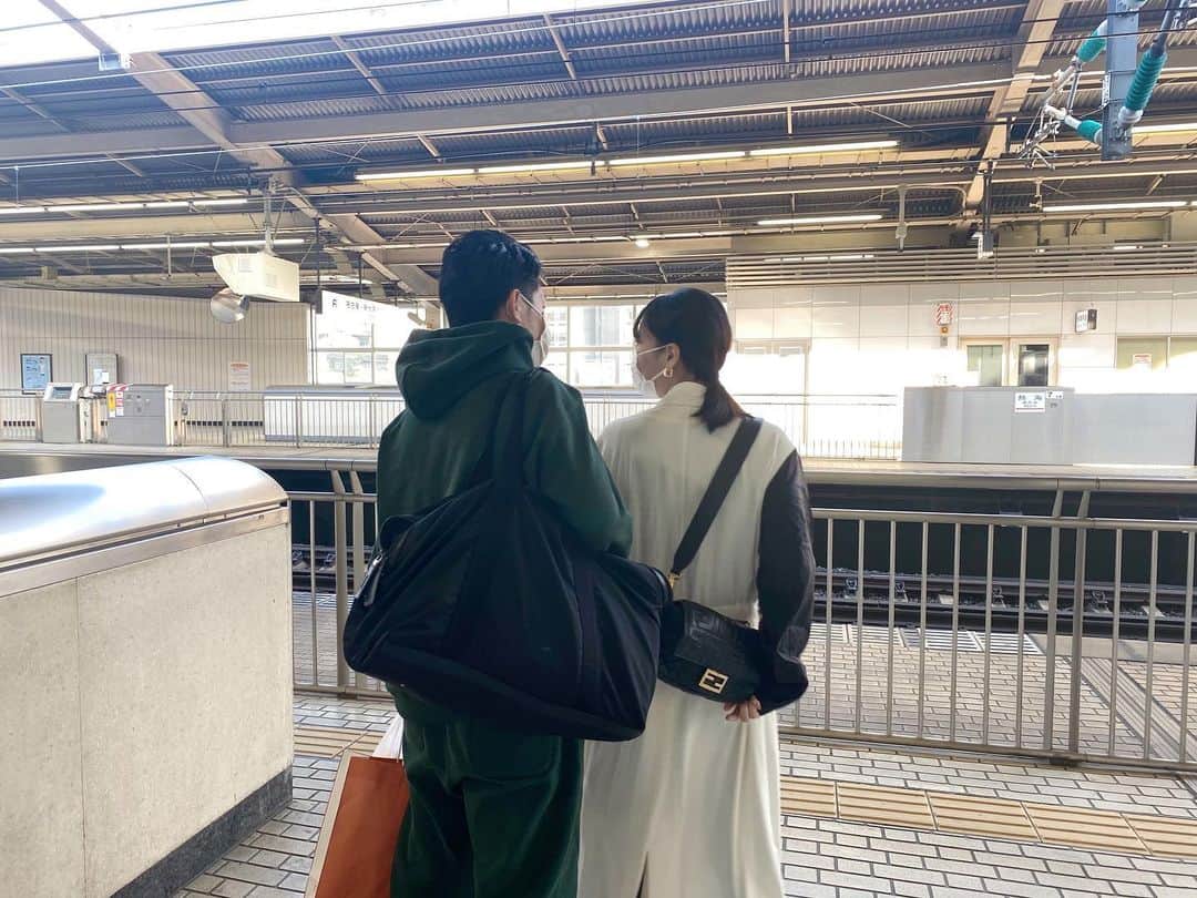 近藤千尋のインスタグラム：「ロケの帰りに📸♥️  マネージャーさん達と待っている 子供👶🧒のところへ 急いで帰ってきました✌️🚅  今日ちょっと寒かったね😣  👚 @togaarchives  👜 @fendi   #太田夫婦」
