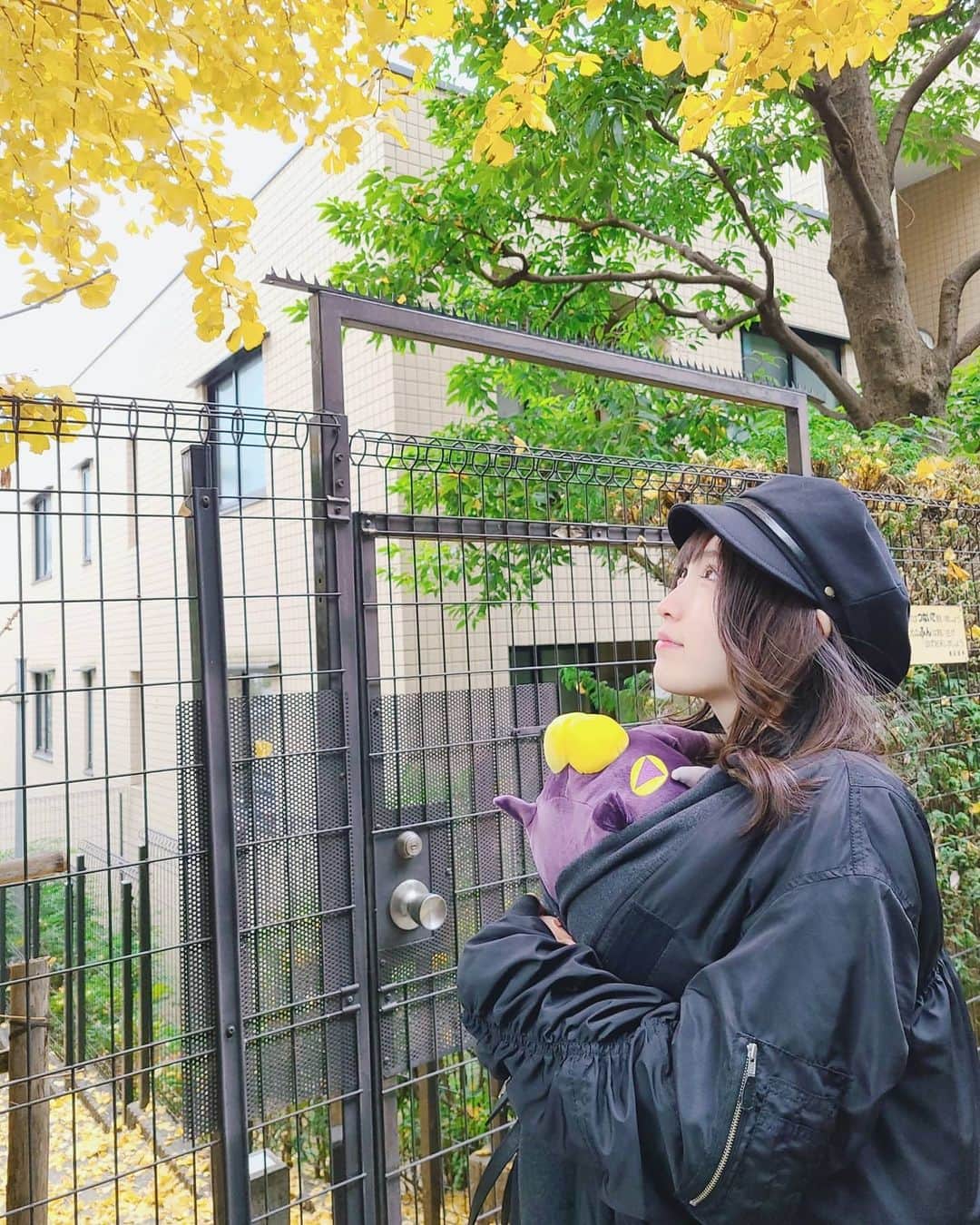 のインスタグラム：「バチンちゃん連れてお散歩✷  お花見できなかったなあ、したかったなあ🌸🍡」