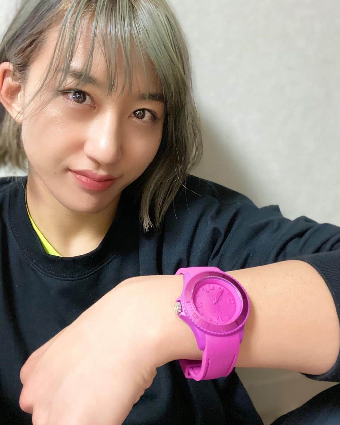 杉山しずかさんのインスタグラム写真 - (杉山しずかInstagram)「このたび、 ICE WATCH のfight athlete! というプロジェクトに参加させていただきました！ 残り17日間ですが、 特別に、杉山と同じモデルを購入すると、サイン入りボックスがプレゼントされるので、ぜひお揃いにしませんか？✨ #Repost @fight_athlete_by_icewatch with @make_repost ・・・ .  🔥Fight Athlete! 🔥 Supported by ICE-WATCH  直筆サイン入りBOXでのお届けは 2021年4月18日(日)まで👍✨  🤼‍♀️総合格闘技🤼‍♀️ 杉山 しずか - SHIZUKA SUGIYAMA @shizukasugiyama0211   【所属チーム】 リバーサルジム新宿Me We  【主な戦績】 2008年デビュー プロ戦績26試合19勝6敗1分 EWELSでデビュー DEEP、DEEP JEWELS、RIZIN を主戦場に試合。  【今の状況に対して】 アスリートにとって、今の日本だけでなく世界の状況は、自分の在り方やアスリートとして の仕事の意義などを考えさせられるものだったと思います。 そして、その中でも応援して くださったり、戦う場を必死で作ってくださるイベント、スタッフの皆様に本当に感謝する 日々です。感染症という一つの敵に一致団結しているこの状況は、働きづらかったり人との関係が疎 遠にはなっていても、今までより多くの人が同じ方向を見て生活しているように思います。こんな状況の中、試合や活動をしていくことが、より多くの人の目に留まり、何かの活力 になるように今までより一層のパフォーマンスを見せていくつもりです！  【応援してくださる皆さまへ】 いつも応援いただき、本当にありがとうございます! 困難にある時も、戦うため にはいつもトレーニングを止めることはできません。 それでも身体が止まりそうになる 時、そんな時も多くの方の期待や試合への楽しみを聞くと、止まりそうになった動きも動き 出すことができます。 これからも自分のために、誰かのために頑張りますので、 応援よろしくお願いいたします。  #icewatch #アイスウォッチ #sports #スポーツ #ATHLETE #アスリート #fightathlete #総合格闘技 #mixedmartialarts  #MMA #mmafighter   #杉山しずか #コロナに負けるな  #iceunity ¥12,100(in tax)」4月10日 17時54分 - shizukasugiyama0211