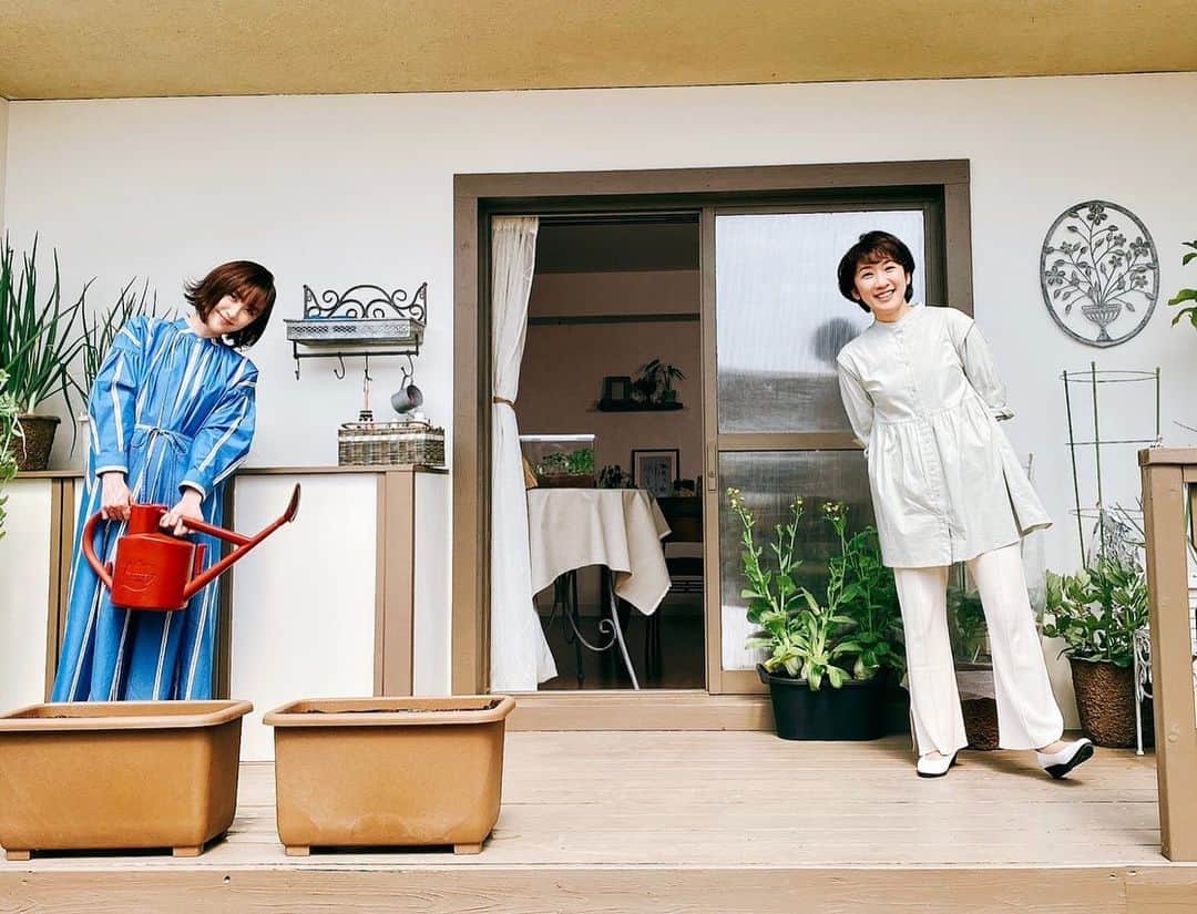 山口もえのインスタグラム：「・  新年度最初の「やさいの時間」が放送されます😊 今年度は馴染みのある野菜をたくさん紹介する予定です💕 初回はキュウリとトウモロコシ🥒🌽 キュウリは採れたてをかじるんだ♡ トウモロコシはヤングコーンも食べるんだ♡ って食べることばかり考えてますが…笑 家庭菜園の良いところは実のなる前のお花も美しいところ🌼🌺🌸 どんな花が咲くのかとても楽しみです😍 タカさんと楽しくお伝えします🌱✨  4月11日(日)8:00〜8:25 NHK-E「趣味の園芸 やさいの時間」 「キュウリ＆トウモロコシ」  #家庭菜園 #もえのプランター菜園 #TV#やさいの時間 #キュウリ#トウモロコシ #深町貴子 さんと💕 #土いじりは #元気のもと❤️❤️❤️ #おうち時間」