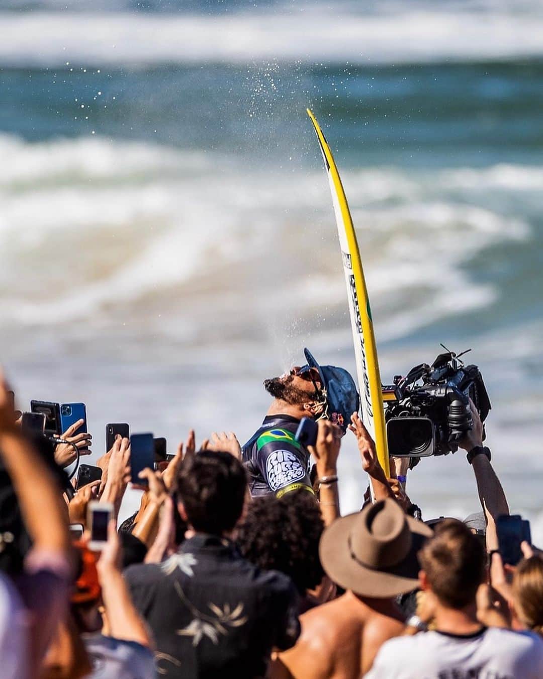 イタロ・フェレイラさんのインスタグラム写真 - (イタロ・フェレイラInstagram)「GLÓRIA A DEUS! 🏆💛✨🔥 #surf (📸 @wsl )」4月10日 17時58分 - italoferreira