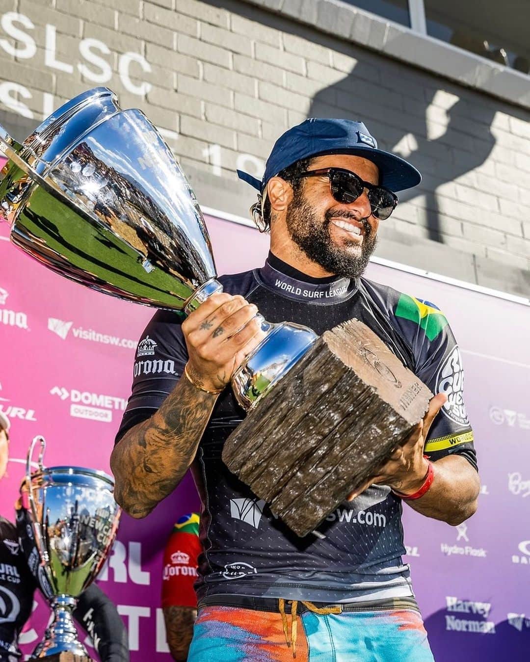 イタロ・フェレイラのインスタグラム：「GLÓRIA A DEUS! 🏆💛✨🔥 #surf (📸 @wsl )」