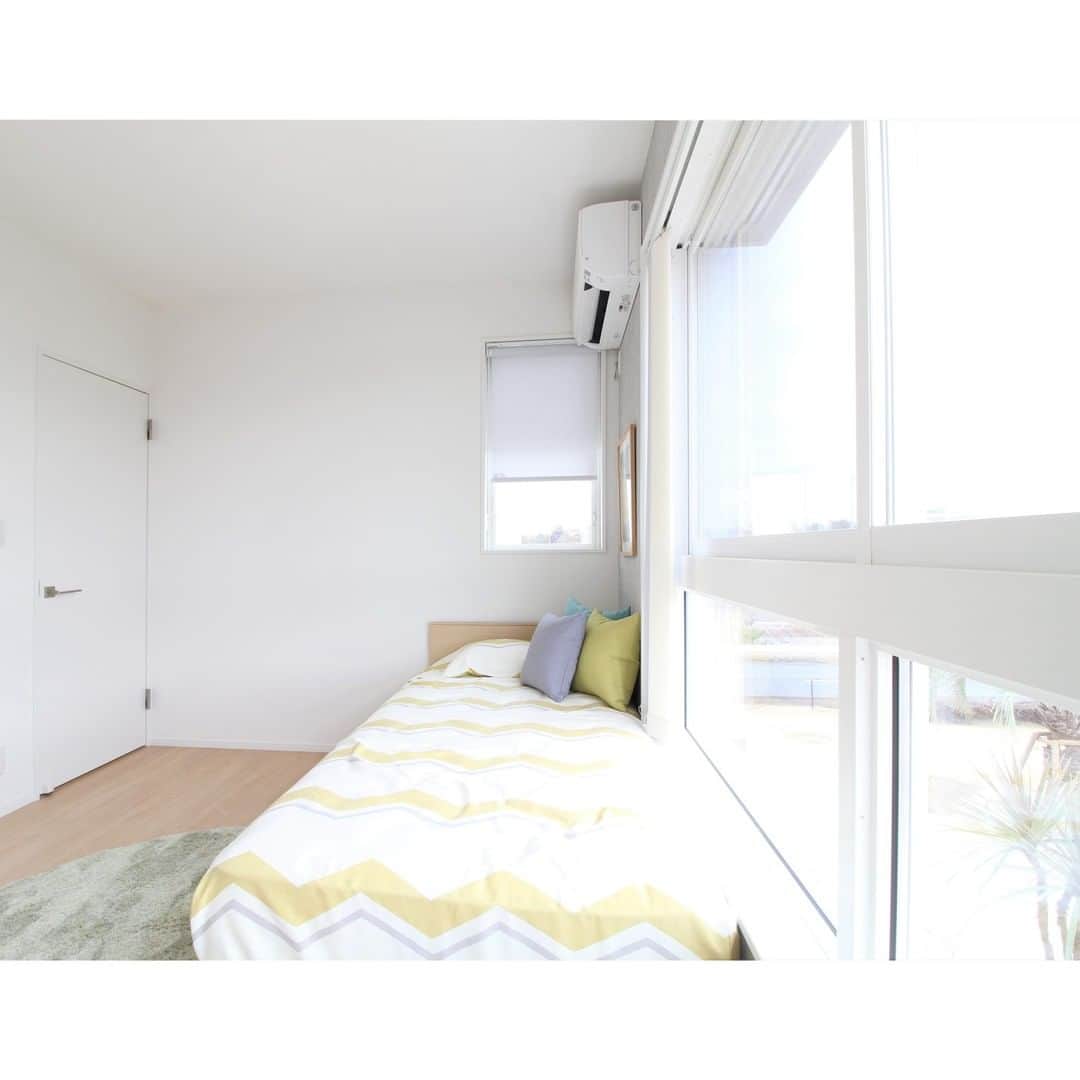 タマホーム株式会社さんのインスタグラム写真 - (タマホーム株式会社Instagram)「~Model House~採光と通風にも考慮した大きなデザイン窓を採用。北欧テイストのインテリアに似合う薄いグレーのアクセントクロスがお洒落♪ - - ---お知らせ タマホームの良質低価格住宅をご体感ください！ はじめての「予約来場」でQUOカード４０００円分を進呈。 開催期間｜４月２５日(日)まで全国一斉開催中 ※進呈には一部条件がございます。あらかじめご了承ください。 詳しくはタマホーム公式HPをご覧ください。 - - #子供部屋 #窓 #子供部屋インテリア #アクセントクロス #家具 #北欧インテリア  #タマホーム #施工事例 #モデルハウス #モデルハウス見学 #実例 #木造住宅 #自由設計 #注文住宅 #新築住宅 #新築戸建て #家 #マイホーム #住まい #住宅ローン #家づくり #家づくりアイデア #マイホーム計画 #空間デザイン #空間設計 #上質な暮らし」4月10日 18時00分 - tamahome_official