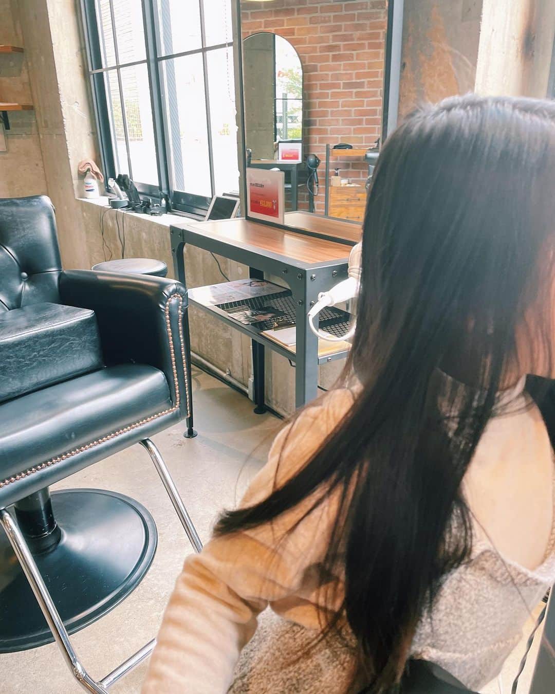 原田沙奈子さんのインスタグラム写真 - (原田沙奈子Instagram)「10年ぶりのパーマ。 髪質も量も変わっただろうから、どんな感じになるかドキドキしたー。  10年前にもパーマあててくれた、きーくん（ @lien_kijima ）にお願いしてアマネとルンルンで行ってきた☺️ ※きーくんはレイちゃんの旦那さん  アマネは大好きなきーくんにシャンプーやブローしてもらってウルウルヘアに大喜び◯ きーくんのサロンに行くのを毎回楽しみにしてて、次はいつ行くかすぐ聞いてくる。笑  子連れには最高のサロン @lien_2017 ✂︎  久しぶりのパーマ、大満足。 らっくちんだわー。  #パーマスタイル#東北沢」4月10日 18時01分 - sanakoharada