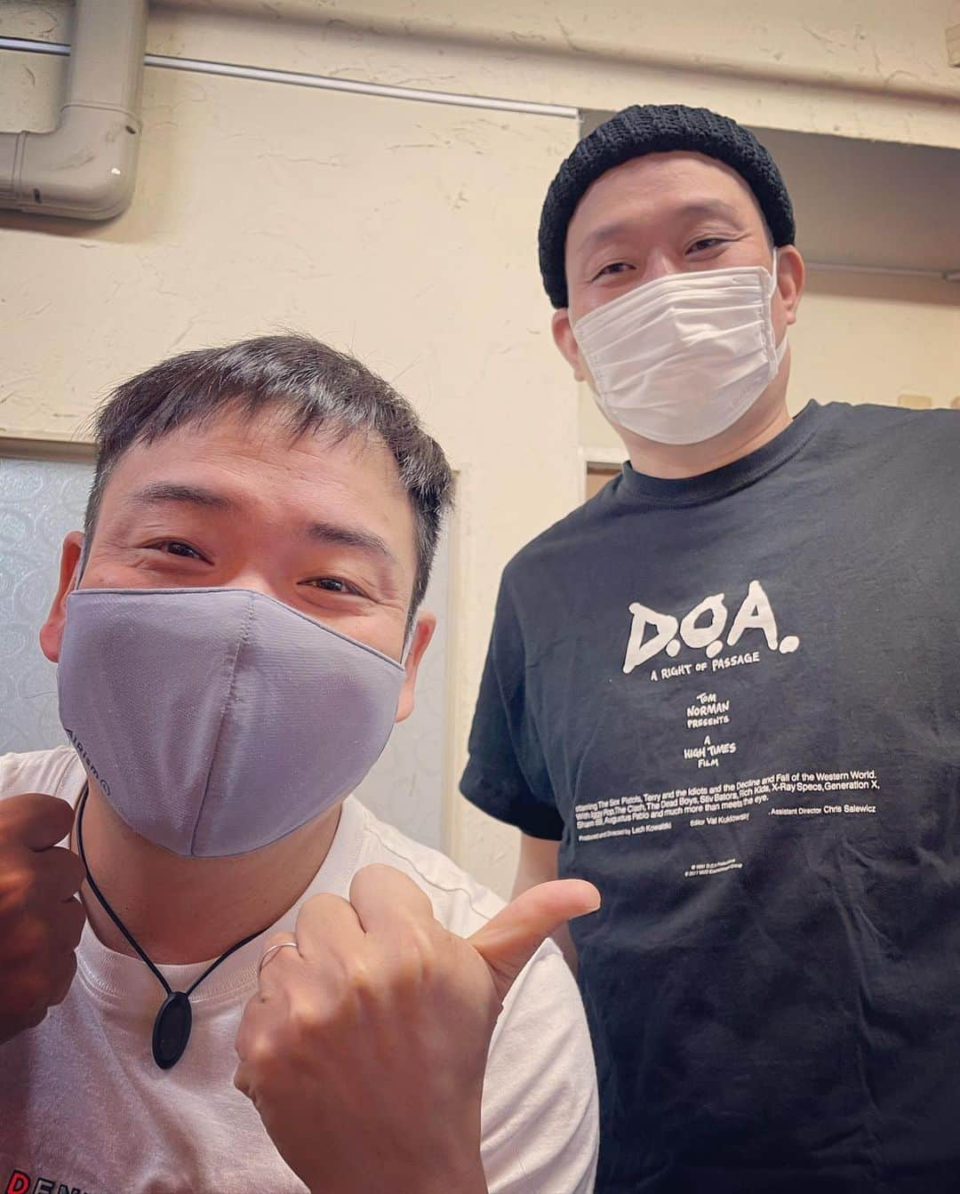 杉本知香さんのインスタグラム写真 - (杉本知香Instagram)「ほぼ楽屋😆  #中目黒美容室#ドライヤー2秒  #千原せいじ#千原兄弟#チハラトーク #アンバランス山本#アンバランス#山本栄治  #けんじる#パンツ食い込み#食い込MEN #粟生隆寛#帝拳ジム  元#WBC世界スーパーフェザー級王者 元#WBC世界フェザー級王者」4月10日 18時11分 - sugimotoc