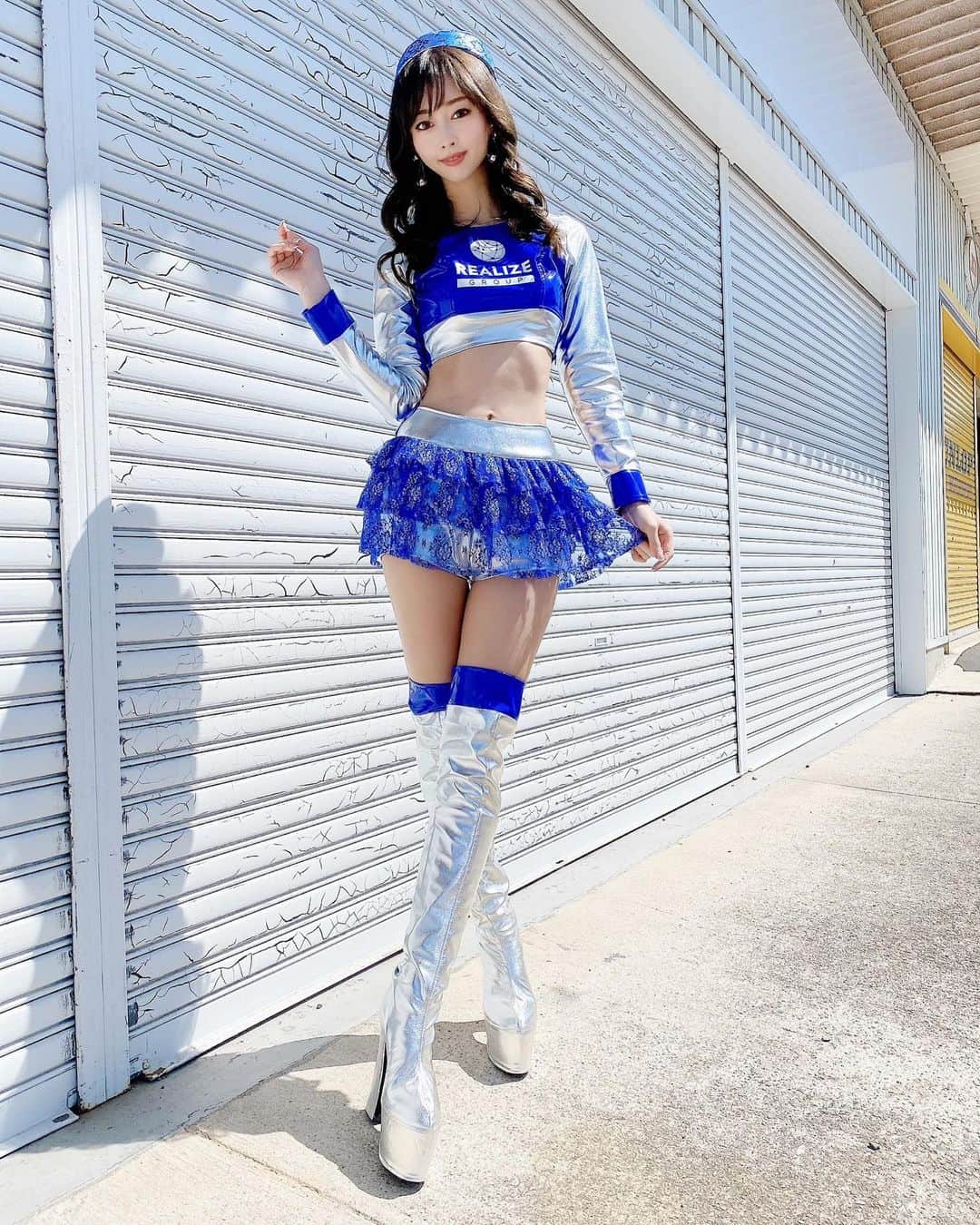 林紗久羅さんのインスタグラム写真 - (林紗久羅Instagram)「. . . . 2021リアライズガールズの NEWコスチューム💙🦋 . 大好きなブルー 大好きな帽子スタイル ずっと憧れていた花柄のレーススカート‼︎ . う、う、うれしすぎる…‼︎😭💙 . 今年のコスチュームは いかがですか？✨ . 私はこのコスチュームを着て リアライズコーポレーションをPRし、 KONDO Racingを応援できるのが幸せです🦋 . . . #supergt #realize #スーパーgt #リアライズ #リアライズコーポレーション #kondoracing #nissan #日産自動車大学校 #advangtr #コスチューム #racequeen #レースクイーン #フラワーレース #総レース #シルバーピアス #ウエスト #2021リアライズガールズ」4月10日 18時21分 - sa1210ku