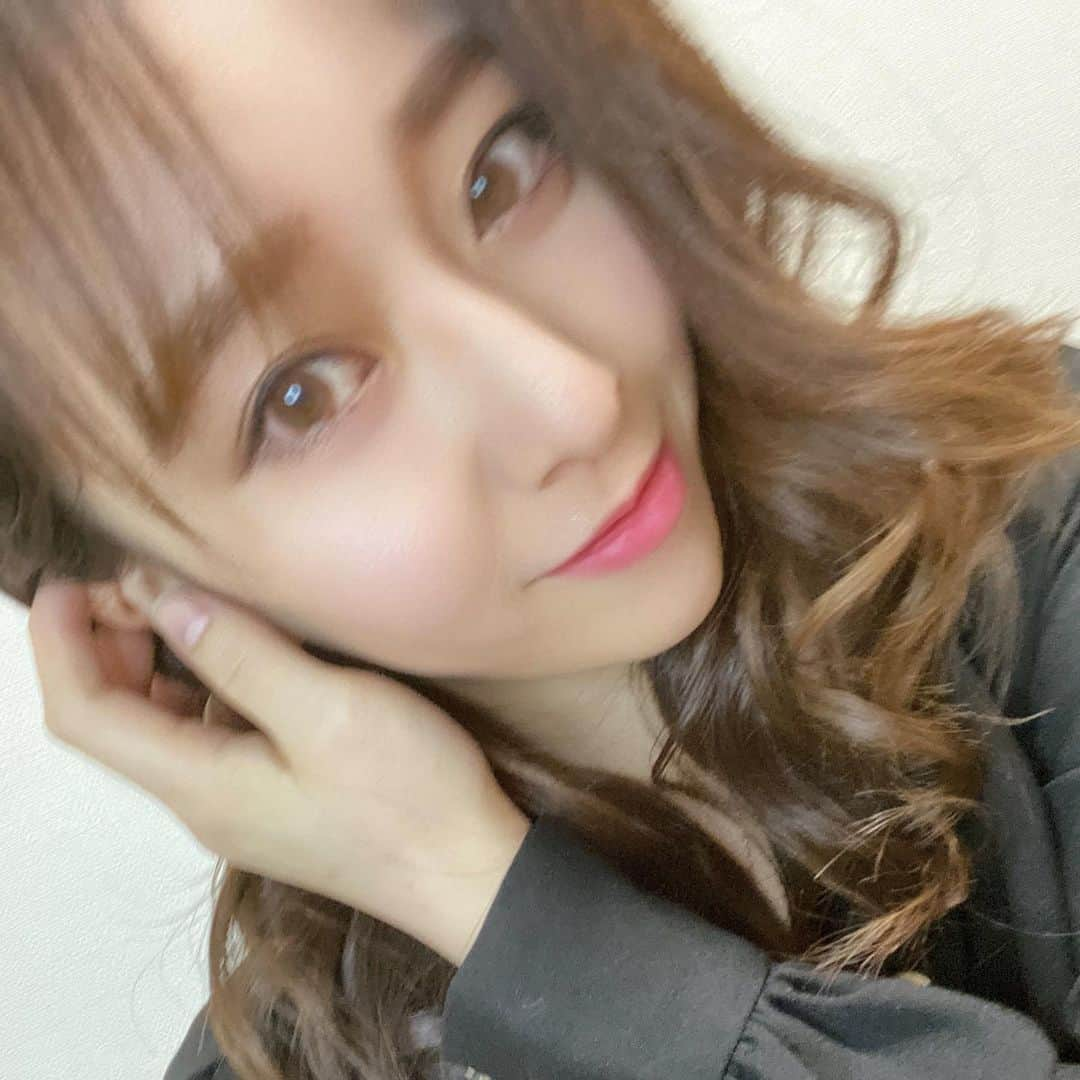 中冨杏子さんのインスタグラム写真 - (中冨杏子Instagram)「.*･ﾟ　.ﾟ･*.🌞.*･ﾟ　.ﾟ･*. . . ｢くるくるまきまき〜💇｣ . . 寒かったり、雨だったり 暑かったり、 毎日洋服困っちゃうねー。  . . #キャバ嬢みたいって言われた  #キャバ嬢役ならやったことある  #巻き髪アレンジ   #土曜日  #YouTube #けいちょんチャンネル  #ありがとうございます   不束者ですが  今後とも皆さんよろしくお願いいたします。」4月10日 18時15分 - anko_nakatomi