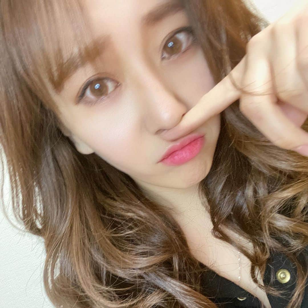 のインスタグラム：「.*･ﾟ　.ﾟ･*.🌞.*･ﾟ　.ﾟ･*. . . ｢くるくるまきまき〜💇｣ . . 寒かったり、雨だったり 暑かったり、 毎日洋服困っちゃうねー。  . . #キャバ嬢みたいって言われた  #キャバ嬢役ならやったことある  #巻き髪アレンジ   #土曜日  #YouTube #けいちょんチャンネル  #ありがとうございます   不束者ですが  今後とも皆さんよろしくお願いいたします。」