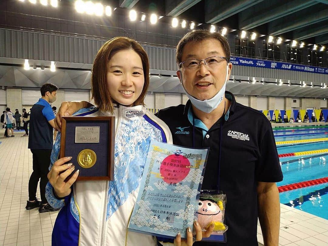 寺村美穂さんのインスタグラム写真 - (寺村美穂Instagram)「#20210406   日本選手権(オリンピック選考会)がおわりました。 200m個人メドレー優勝🥇で 東京五輪代表内定することができました。 2016年リオ五輪に続いて2大会連続、 素直にとてもうれしいです☺️  周りの人たちからのたくさんのあたたかいメッセージ。どんなに気持ちが苦しくなっても、練習が苦しくても、乗り越えられたのは周りの人や環境に恵まれてるからだと心から思います。本当に心も身体もギリギリの中で必死に乗り越えてきた日々。やってきたことが間違ってなかったと証明できてよかったです。  たくさんの応援ありがとうございました😊🙏🏼  東京五輪で悔いないレースができるように これから頑張っていきたいと思います🇯🇵  #盾逆　笑　#japanswim2021」4月10日 18時29分 - teramipooo