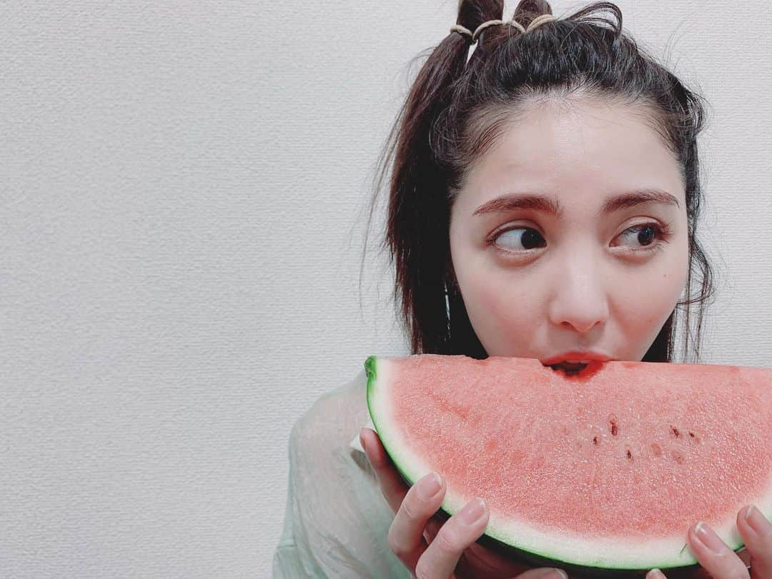 石川恋さんのインスタグラム写真 - (石川恋Instagram)「友達がお裾分けしてくれたスイカ🍉💚 甘くてとっても美味しかった🥰」4月10日 18時32分 - ren_ishikawa