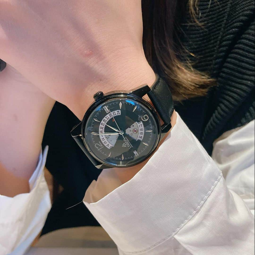 奈良岡にこさんのインスタグラム写真 - (奈良岡にこInstagram)「今何時だろ？って時計見るのにiPhoneを見るよりも、お気に入りの腕時計つけるだけで気分も上がるしスマートだしハッピー🥰  文字盤大きめのメンズっぽいけど品のある @loborjapan の腕時計を愛用中！  これ、手巻き式のタイプなの！巻いてる時間めっちゃ好きなんだけど同志いる？🙋‍♀️🙋‍♂️  #lobor #ロバー #腕時計 #時計 #手元倶楽部 #プレゼント #ギフト  #ペアウォッチ  クーポンコード 【misonkt1】 で10%オフになるそうです〜気になる方はお使いくださいな⌚️」4月10日 18時54分 - miso_nico
