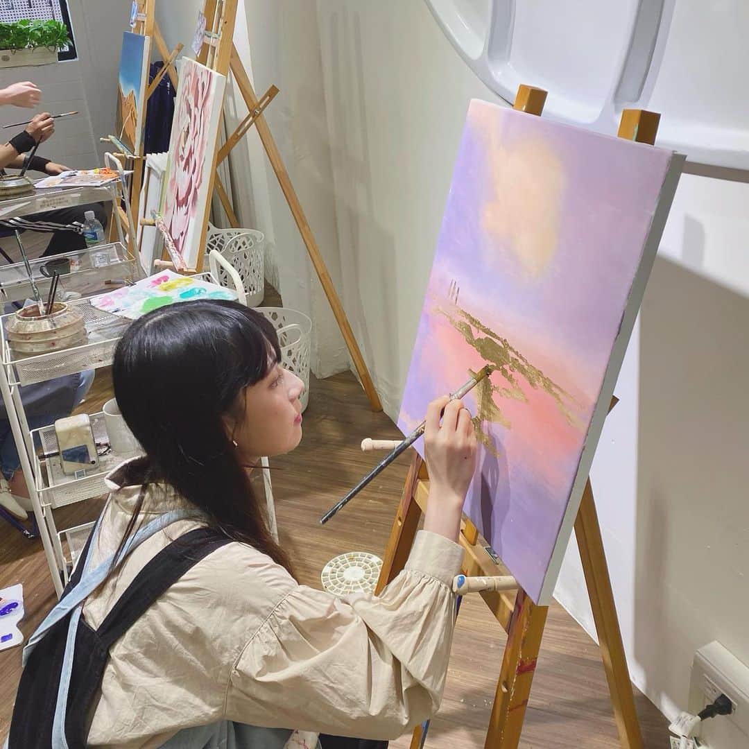 亜里沙さんのインスタグラム写真 - (亜里沙Instagram)「我第一次在台灣的畫畫體驗🤎 @bauyuart  with @m_yhw1201  我雖然喜歡看藝術 可是沒有畫畫的天份😅 這邊老師幫助我畫得更好✨初學者完全可以嘗試☺️ 也想去畫畫的藝術家們👩🏻‍🎨 只要去的時候跟他說 「我是亞里沙的粉絲」或「我是看亞里沙貼文來的」 等等（報我名字讓他們知道是因為看到這篇去畫畫） 就有9折的優惠哦💌  #寶于藝術中心   台湾のお友達と絵描体験に行ってきました。 気になってて行ってみたかったんだ✨ 私はアートを観るのは好きなんですが、 不器用だし絵を描く才能とかは普通に無い😇w けど先生に手伝って頂いたりして、 自分の普段の生活ではなかなかしない 絵を描くことだけに集中するという 良い体験ができました🤎（抽象画もどきねw 初心者も全然okな場所です🙆🏼‍♀️ とても平和なアクティビティでした🕊🤍  #alisa_in_taiwan #台湾 #台灣 #taiwan  #taipei #台湾生活 #台湾留学 #台湾旅行」4月10日 19時03分 - alisa_0302