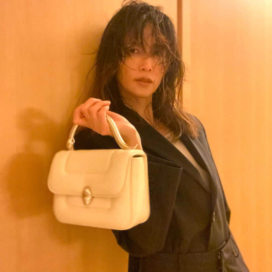 工藤静香さんのインスタグラム写真 - (工藤静香Instagram)「明日はこの美しいBAGに、  スーツのようなオールインワンにしよう。  Bag @bulgari  @marykatrantzou  #MaryKatrantzouXBvlgari  オールインワンスーツ　@mm6maisonmargiela」4月10日 20時56分 - kudo_shizuka