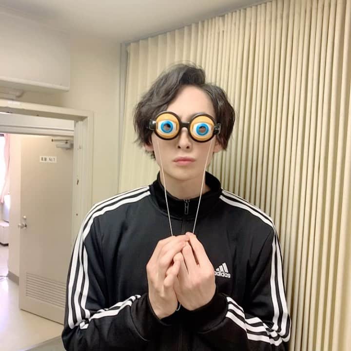 田中涼星のインスタグラム：「インスタの方で言ってなかったので😂 僕の初主演舞台「99」が 無事に開幕しました！！ 本日4日目が終了しまして、 自分のデビュー仕立ての頃とかを 思い出しながら改めて今主演として板の上に立てること嬉しく思います。 これもいろんな方に支えられて 今があると思います。 本当に心より感謝です。 ありがとうございます。  これからも感謝を忘れずに ユーモアも溢れる人間でいたいなと思いました。 'あ'り'が'と'う  #りょせすたぐらむ  #田中涼星  #舞台  #主演  #99  #ありがとう  #instagram」