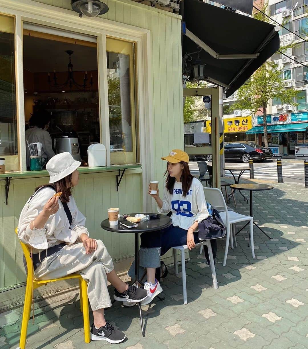 イ・ヨンウンのインスタグラム：「. 날이 좋은 주말입니다다☀️ 공쥬 수영 라이드 후 커피호로록☕️ .」