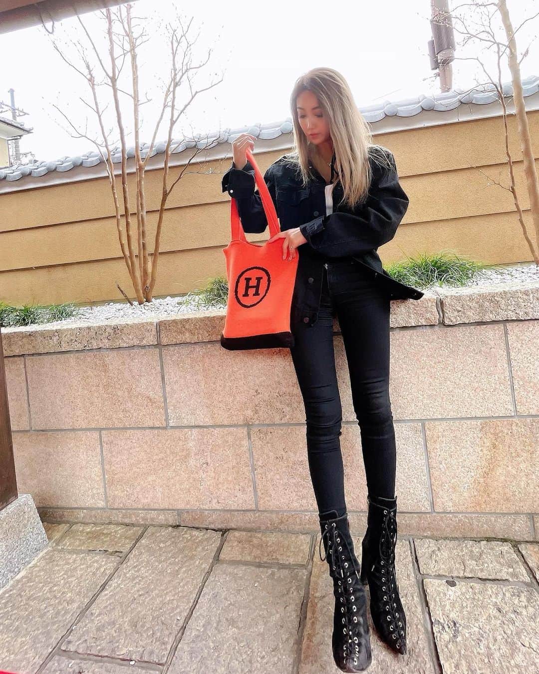 鈴木愛美さんのインスタグラム写真 - (鈴木愛美Instagram)「🧡🍡🧡🍡🧡🍡🧡🍡🧡 . coordinate👠✴︎゜ . jacket : ??? tops : @spiralgirl_official pants : @emoda_official boots : @yelloshoes_official bag : @ache20160124 . . モノトーンコーデに オレンジのトート持つだけで 映えておきゃわ🍊✴︎゜ . . . #fashion #code #ootd #👠 #fashiongram #fashionista #ootdfashion #manyacode」4月10日 21時34分 - x.manya.x