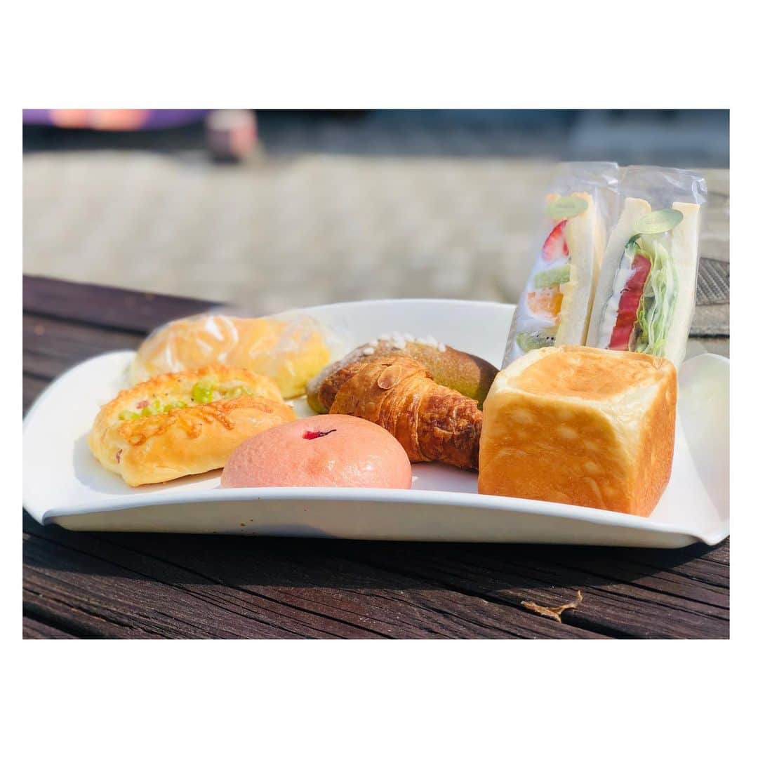 白戸ゆめのさんのインスタグラム写真 - (白戸ゆめのInstagram)「🍞 . 道の駅たからだの里さいたに、今月14日 ベーカリーコーナー「FRESCO」 がオープンします🥳💓 . きのう試食会の取材に行ってきました🙋‍♀️ 1時間ごとに焼きたてのパンが お店に並ぶので 常に香ばしい香りが漂っています♪ . 産直コーナーの 野菜やフルーツのサンドイッチも 絶品でした🍅🥒🍓🥝 . 皆さんも行ってみてください🌟 美味しかったです😇 . #香川 #三豊 #道の駅 #ベーカリー #たからだの里 #さいた #財田町 #焼きたてパン #産直 #野菜サンド #フルーツサンド #プチ贅沢食パン #手頃に食べれる #🍞 #🥐 #アイス もあるよ #🍦#fresco #14日 #オープン #40種類以上 #おいしいよ」4月10日 21時37分 - yumeno.s_