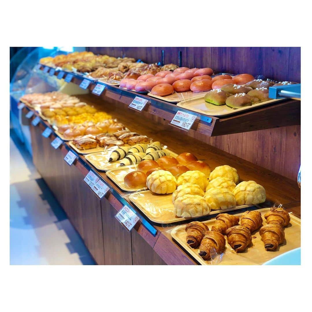 白戸ゆめのさんのインスタグラム写真 - (白戸ゆめのInstagram)「🍞 . 道の駅たからだの里さいたに、今月14日 ベーカリーコーナー「FRESCO」 がオープンします🥳💓 . きのう試食会の取材に行ってきました🙋‍♀️ 1時間ごとに焼きたてのパンが お店に並ぶので 常に香ばしい香りが漂っています♪ . 産直コーナーの 野菜やフルーツのサンドイッチも 絶品でした🍅🥒🍓🥝 . 皆さんも行ってみてください🌟 美味しかったです😇 . #香川 #三豊 #道の駅 #ベーカリー #たからだの里 #さいた #財田町 #焼きたてパン #産直 #野菜サンド #フルーツサンド #プチ贅沢食パン #手頃に食べれる #🍞 #🥐 #アイス もあるよ #🍦#fresco #14日 #オープン #40種類以上 #おいしいよ」4月10日 21時37分 - yumeno.s_