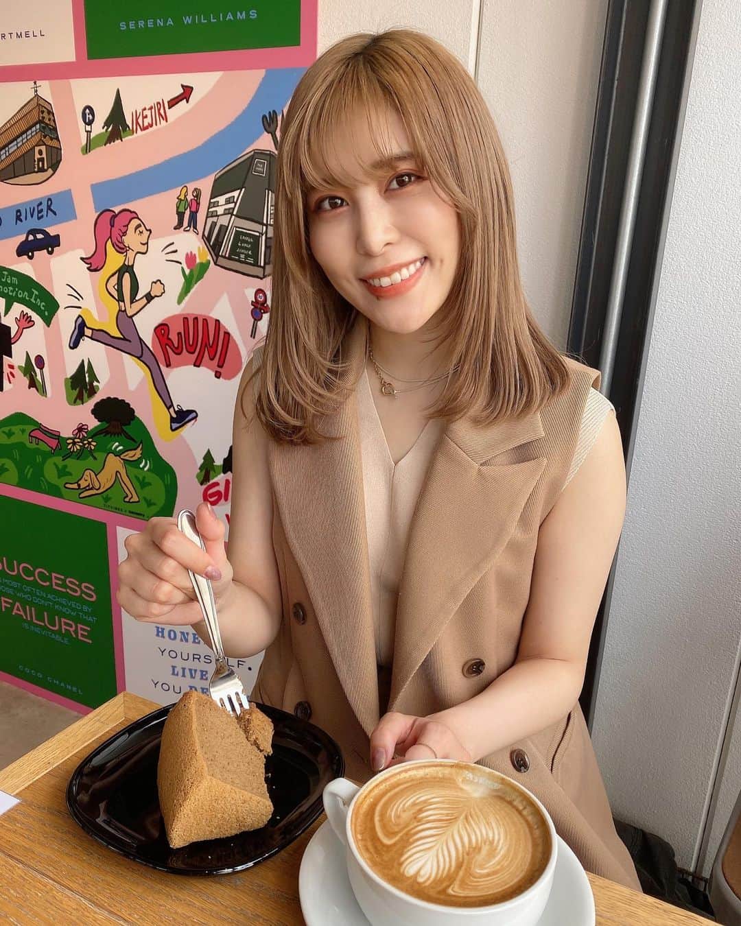 のインスタグラム：「友達とお茶したときの写真☺️ 髪の毛からすべてワントーン。笑」