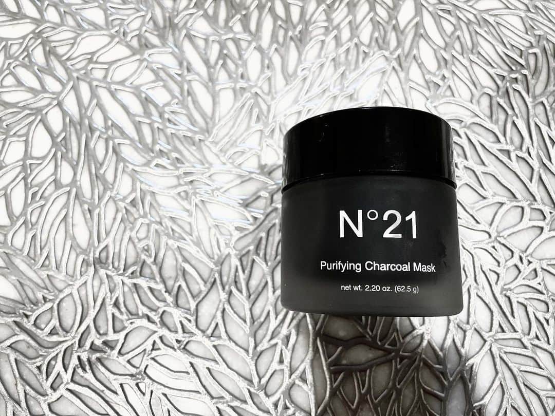 片山萌美のインスタグラム：「N°21 チャコールマスクが良すぎた。 肌つるつるになる👶  #N21 #n21 #numeroventuno  #チャコールマスク」