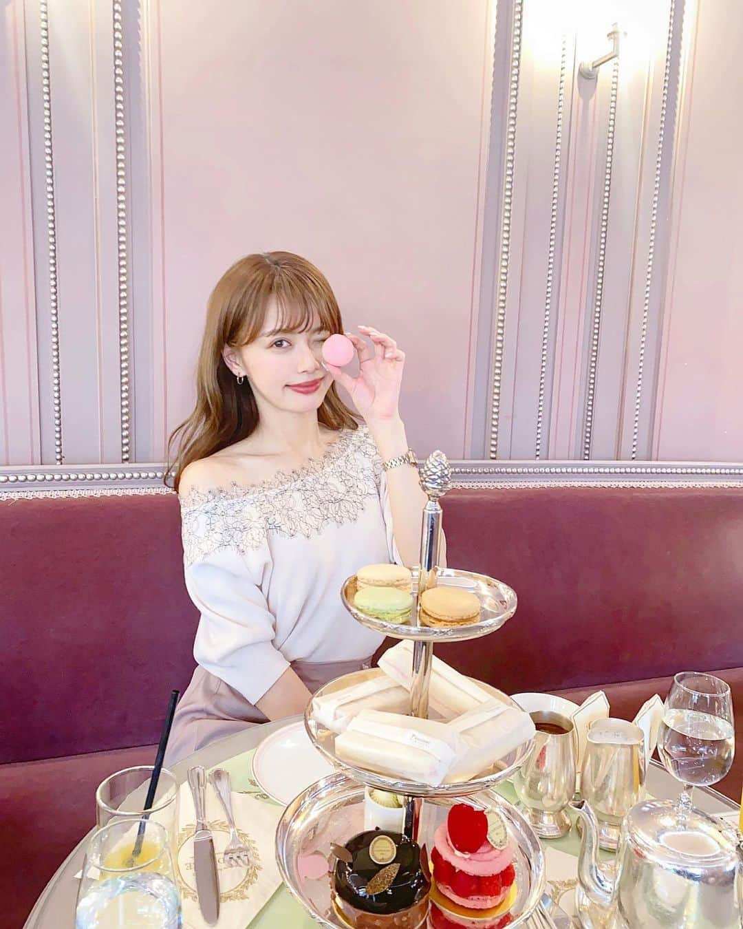 山崎春佳さんのインスタグラム写真 - (山崎春佳Instagram)「🧁🍽  Ladurée銀座でmummyとアフタヌーンティーを した時の🫖💓  お洋服は上下ともに @proportionbodydressing 💫 トップスは今季ので、綺麗なレースは後ろまでついてるよ✧  #me #tbt #cafe #teatime #afternoontea #ladurée #laduree #sweets #macarons #cake #ootd #pbd #proportionbodydressing #ラデュレ銀座 #マカロン #ラデュレ #トップス #プロポ #プロポーションボディドレッシング」4月10日 22時09分 - haruka_yamazaki