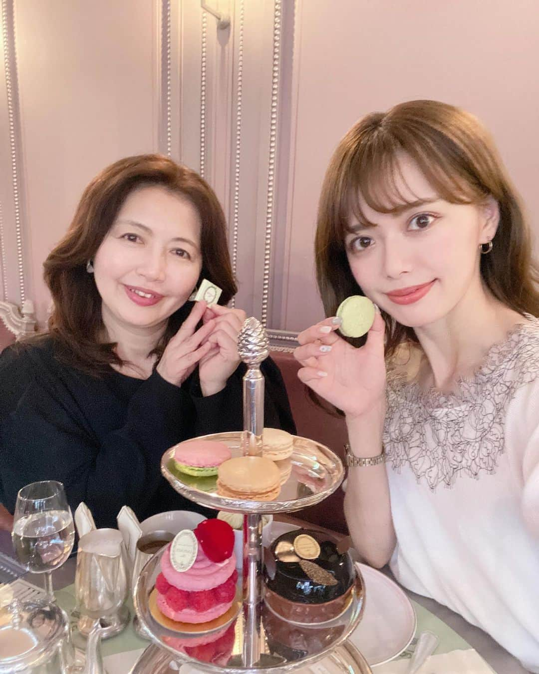 山崎春佳さんのインスタグラム写真 - (山崎春佳Instagram)「🧁🍽  Ladurée銀座でmummyとアフタヌーンティーを した時の🫖💓  お洋服は上下ともに @proportionbodydressing 💫 トップスは今季ので、綺麗なレースは後ろまでついてるよ✧  #me #tbt #cafe #teatime #afternoontea #ladurée #laduree #sweets #macarons #cake #ootd #pbd #proportionbodydressing #ラデュレ銀座 #マカロン #ラデュレ #トップス #プロポ #プロポーションボディドレッシング」4月10日 22時09分 - haruka_yamazaki