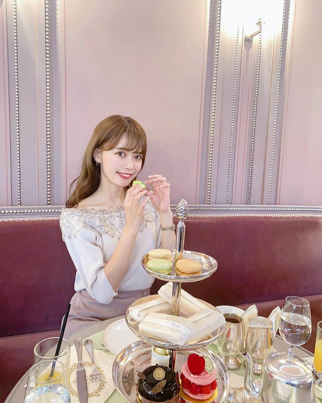 山崎春佳さんのインスタグラム写真 - (山崎春佳Instagram)「🧁🍽  Ladurée銀座でmummyとアフタヌーンティーを した時の🫖💓  お洋服は上下ともに @proportionbodydressing 💫 トップスは今季ので、綺麗なレースは後ろまでついてるよ✧  #me #tbt #cafe #teatime #afternoontea #ladurée #laduree #sweets #macarons #cake #ootd #pbd #proportionbodydressing #ラデュレ銀座 #マカロン #ラデュレ #トップス #プロポ #プロポーションボディドレッシング」4月10日 22時09分 - haruka_yamazaki