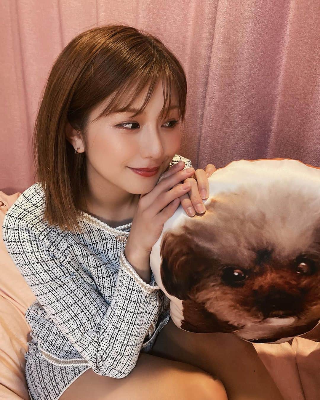 谷川愛梨のインスタグラム：「:　 上京してから全然会えてない 愛犬ちゃびーに会いた過ぎて クッション作っちゃった🐶❤️」