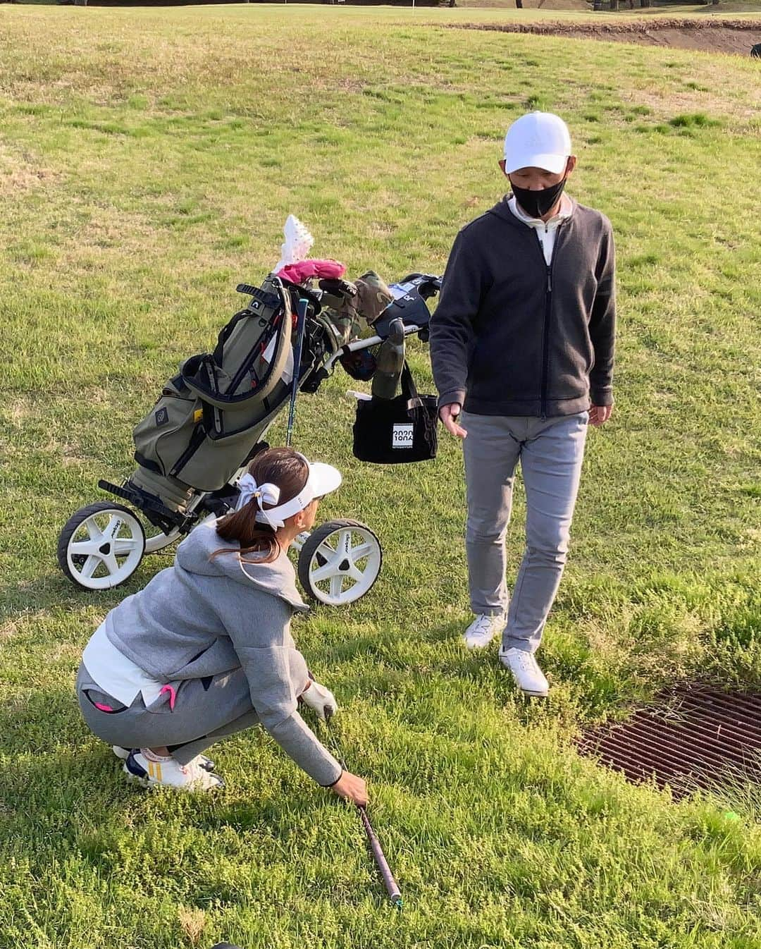 サブさんのインスタグラム写真 - (サブInstagram)「@golflinks_official  主催の 『知る！見る！体験する！はじめての競技ゴルフ』に参加してきました❗️  私は競技に出る予定はないけど、曖昧なルールをきちんと知りたくて🥺  午前中に座学✏️ 午後はコースで実際に競技を体験❗️ 友達４人で申し込んで同じ組だったのに、競技っていうだけで少しピリッとした空気感でスタート⛳️  競技ってしてはいけない。 事が多い…  まず練習用のクラブや器具はコース内への持ち込みは禁止🙀 アドバイス禁止🙀←これが意外とやってしまう… だって普通のラウンドでは「何yd？」とか、「何番で打ったの？」とかグリーン場では「上ってるかなー？」とか普通に話してる内容が競技ではやってはいけない事なんだって🤣💦 一緒にいる時ほぼ喋っている私たちが自然とお喋り少なめになりました🤣  午後の体験では、 実際にコース内で排水口の救済の受け方や、サブグリーンの救済の受け方など曖昧だった救済方法をしっかり教えてもらい、実際自分でやってみる事でなんとか覚えられた気がします。 ハーフだけだったのにとにかく疲労困憊💦頭も身体も疲れすぎました。 慣れたらスムーズに対応できるようになるし、友達とやるとちょっと楽しみながら出来るので一緒に参加したメンバーで次のラウンドは競技ラウンド風にまわろう！と約束しました🤣  疲れたけど、不明点はすぐに競技委員に聞けてとにかくすごく勉強になりました。 ルールを知れば怖くない❗️競技への興味が少し湧くいいきっかけになりました♬また機会があったら参加したいです😁❗️ ありがとうございました。  #ゴルフ #ゴルフ女子  #競技ゴルフ  #競技ゴルファー  #競技女子 #gdo #golf #golfstagram  #golfgirl  #golflife」4月10日 22時45分 - sabu_golf