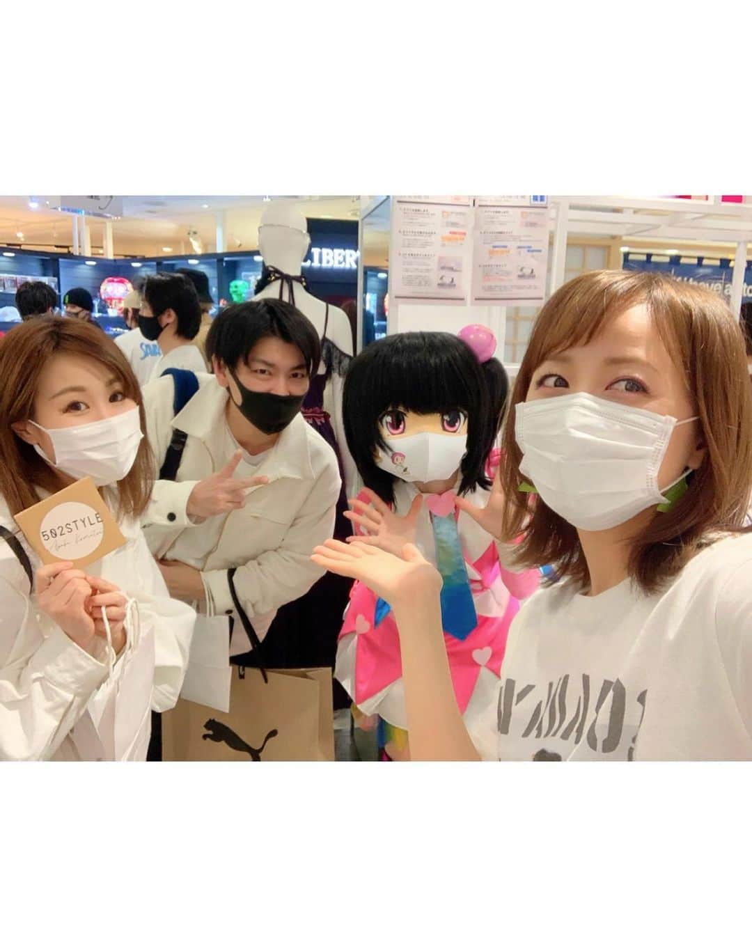 小松彩夏さんのインスタグラム写真 - (小松彩夏Instagram)「ラフォーレ原宿で開催している『MomochiMinami AR SHOP』での1日限りの店長イベント‼️﻿ ﻿ 来てくださったみなさん﻿ ありがとうございました😊❣️﻿ ﻿ 感染症対策しっかりした上で﻿ 沢山の方に来て頂けて本当に助かりました😭﻿ ﻿ そしてご協力ありがとうございました🙇‍♀️﻿ ﻿ 久しぶりにみんに会えて嬉しかったです😭❤️﻿ ﻿ おかげで私の通販サイト【502STYLE】のグッズも大盛況でした‼️✨✨﻿ ﻿ 完売の商品も出て嬉しい悲鳴でした😭❤️﻿ ﻿ 追加発注かけるのでお待ちくださいね🙇‍♀️﻿ ﻿ そして新作の﻿ ﻿ 502STYLE★ロゴキーホルダー　税込800円﻿ 502STYLE★ロゴコースター　　税込1200円﻿ ﻿ 来週あたりから通販サイト【502STYLE】にて販売を開始予定です‼️✨﻿ ﻿ ちなみに新グッズはARでとある秘密が隠されています...💓お楽しみに❣️﻿ ﻿ 今回来られなかった方も沢山いると思うので通販サイト【502STYLE】でチェックしていただけると嬉しいです﻿ ﻿ 特典もあるよ〜❣️﻿ ﻿ 今日はお世話になっている方や、お友達も沢山遊びに来てくれて嬉しかったな☺️🌸﻿ ﻿ またみんなと楽しめるイベント企画します🙋‍♀️﻿ ﻿ 幸せな気持ちで眠れそうです☺️💤﻿ 本当に本当にありがとう...❤️﻿ ﻿ #小松彩夏 #502STYLE #ラフォーレ原宿 #ラフォーレ #店長 #1日店長 #新グッズ #502STYLE﻿ #大盛況 #感謝 #ありがとう」4月10日 23時13分 - official_ayaka_502