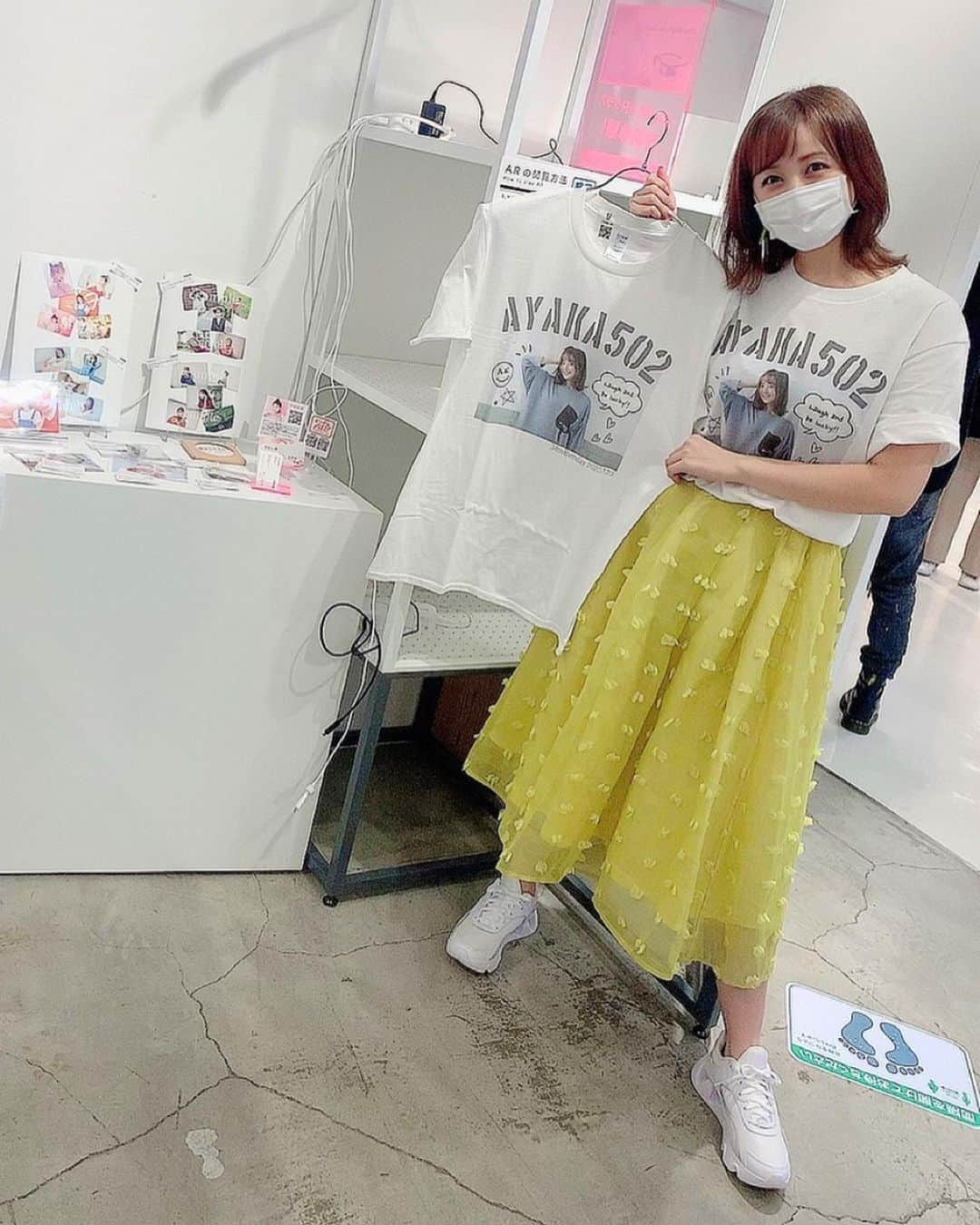 小松彩夏さんのインスタグラム写真 - (小松彩夏Instagram)「ラフォーレ原宿で開催している『MomochiMinami AR SHOP』での1日限りの店長イベント‼️﻿ ﻿ 来てくださったみなさん﻿ ありがとうございました😊❣️﻿ ﻿ 感染症対策しっかりした上で﻿ 沢山の方に来て頂けて本当に助かりました😭﻿ ﻿ そしてご協力ありがとうございました🙇‍♀️﻿ ﻿ 久しぶりにみんに会えて嬉しかったです😭❤️﻿ ﻿ おかげで私の通販サイト【502STYLE】のグッズも大盛況でした‼️✨✨﻿ ﻿ 完売の商品も出て嬉しい悲鳴でした😭❤️﻿ ﻿ 追加発注かけるのでお待ちくださいね🙇‍♀️﻿ ﻿ そして新作の﻿ ﻿ 502STYLE★ロゴキーホルダー　税込800円﻿ 502STYLE★ロゴコースター　　税込1200円﻿ ﻿ 来週あたりから通販サイト【502STYLE】にて販売を開始予定です‼️✨﻿ ﻿ ちなみに新グッズはARでとある秘密が隠されています...💓お楽しみに❣️﻿ ﻿ 今回来られなかった方も沢山いると思うので通販サイト【502STYLE】でチェックしていただけると嬉しいです﻿ ﻿ 特典もあるよ〜❣️﻿ ﻿ 今日はお世話になっている方や、お友達も沢山遊びに来てくれて嬉しかったな☺️🌸﻿ ﻿ またみんなと楽しめるイベント企画します🙋‍♀️﻿ ﻿ 幸せな気持ちで眠れそうです☺️💤﻿ 本当に本当にありがとう...❤️﻿ ﻿ #小松彩夏 #502STYLE #ラフォーレ原宿 #ラフォーレ #店長 #1日店長 #新グッズ #502STYLE﻿ #大盛況 #感謝 #ありがとう」4月10日 23時13分 - official_ayaka_502