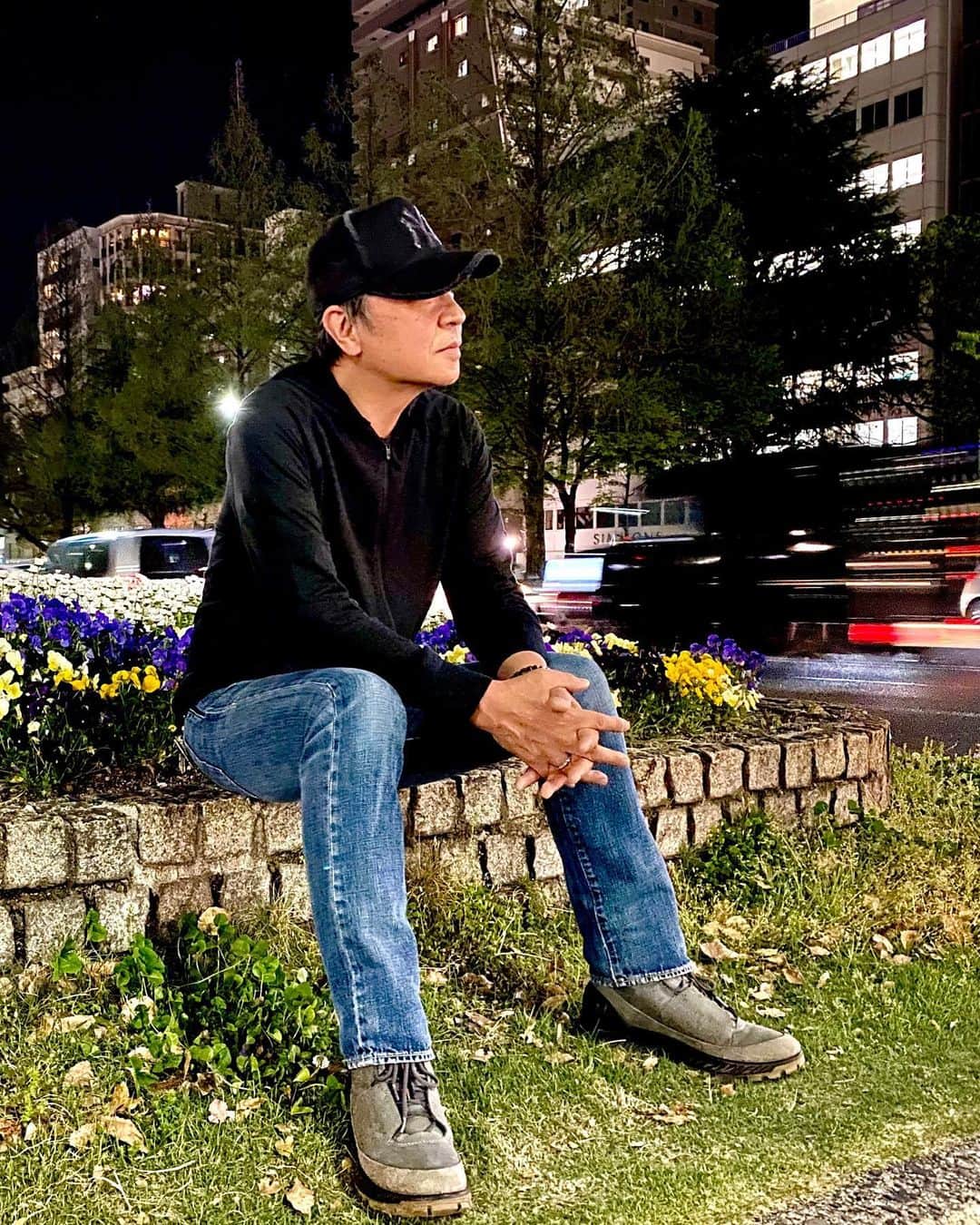 世良公則のインスタグラム：「・・・・・・  夜のお散歩  in Hiroshima   久しぶりの広島の街  夜はまだ少し冷えるね  ・・・・・・  #世良公則 #masanorisera #japanesemusician #japaneseartist #hiroshima #広島 #夜散歩」