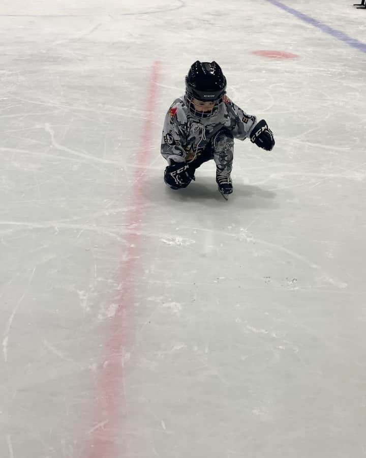 サム・ハミントンのインスタグラム：「After only three times on the ice Bentley was already standing up by himself. He has such an amazing natural athletic ability. For a 3 year old he is so advanced.  만 3살지면 진짜 너무 잘 하는것같아요. 3번째 빙상장에 올러갔는데 벌써 혼자 일어나는데요. 정말 좋은 운동 신경 가지고 있어요.」