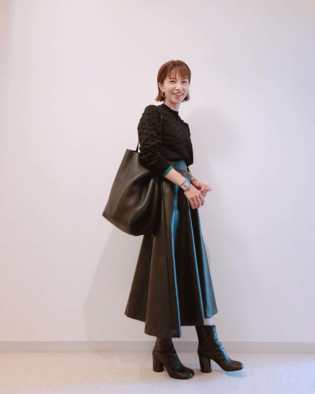 安田美沙子さんのインスタグラム写真 - (安田美沙子Instagram)「おやすみ。 いつかの私服。あげ忘れてるのが沢山ある。 この日は雨だったのに傘もささず。。笑 @beautifulpeople_officialsite  のコンパクトな80s風な春ニットが たまらなくキュン❤️ お仕事デーの私服でした。 . . tops  @beautifulpeople_officialsite  skirt @norc.jp  shoes @maisonmargiela  bag @therow  bangle @nonnative  . #ootd #私服 #beautifulpeople #therow #margiela #mama #ママコーデ　#お仕事　#きれいめコーデ  #ブーツ #ブラックコーデ」4月11日 0時12分 - yasuda_misako