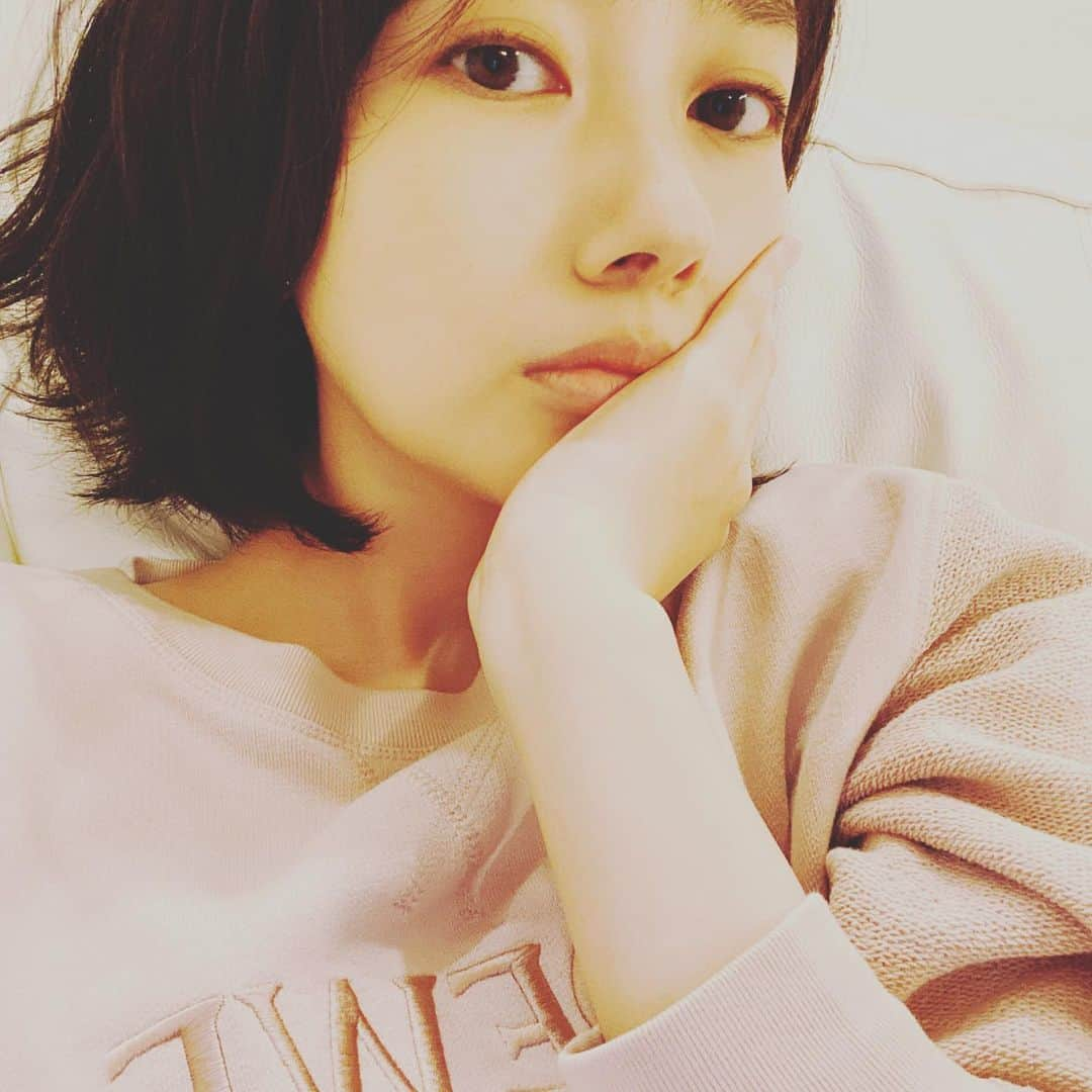 波瑠さんのインスタグラム写真 - (波瑠Instagram)「このスエットは週3くらいの頻度で着てるんですけど、好きなものほどすぐくたびれてしまうから悲しいのです。それにしても髪が伸びました。 小顔ポーズで深夜を誤魔化してゆく。」4月11日 0時16分 - 06_haru_17