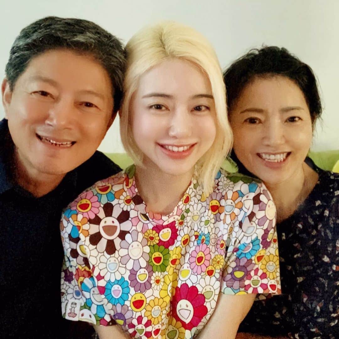 Dj Sodaのインスタグラム：「아빠 엄마 사랑해요!!😍😍」