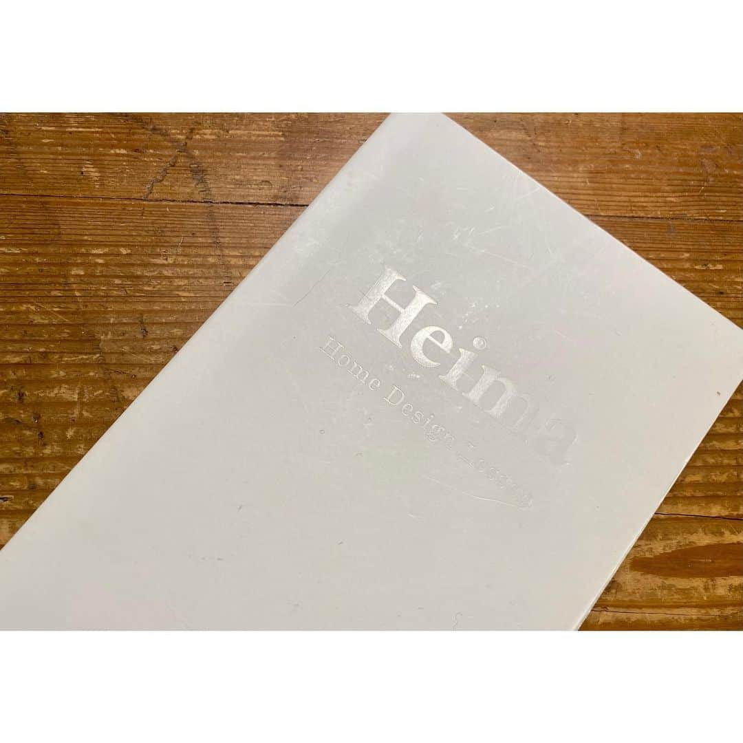 石井佳苗さんのインスタグラム写真 - (石井佳苗Instagram)「昨日と本日﻿ Heima Home Design Lesson﻿ @heima_home_design_lesson  記念すべき第一期生の最終日でした。﻿ ﻿ 私の考えるインテリアのレッスンとは﻿ どうあるべきか。﻿ 毎月レッスンが行われる直前まで、﻿ その疑問と向き合い、﻿ これで大丈夫だろうかと﻿ 自問自答の日々。﻿ ﻿ その疑問も今日晴れた気がします。﻿ ﻿ 『インテリアを通して自分と向きあえた。』﻿ ﻿ 生徒の皆様の感想はこの一言に尽きました。﻿ ﻿ インテリアって自分そのもの。﻿ 私もレッスンを通し、﻿ 改めて様々な気づきがありました。﻿ ﻿ 自分だけの大好きなインテリアは﻿ 辛い時助けてくるし、浄化もしてくれる。﻿ 本当にそうなんです。﻿ ﻿ ﻿ 『部屋が私と生きている』﻿ ﻿ ﻿ そんな風に思えたら、﻿ どんなに心強いでしょう。﻿ ﻿ ﻿ 第一期生の皆様、﻿ 10ヶ月の間、共に過ごせて﻿ 本当に楽しかったです。﻿ 心から素晴らしい時間を﻿ ありがとうございました。﻿ ﻿ そして、いつも完璧な運営で﻿ 私をサポートしてくれた竹田氏。﻿ @mineosha  本当にありがとう。﻿ ﻿ ﻿ 5月からは第二期の始まりです。﻿ 新たな出会いを楽しみにしています！﻿ ﻿ ﻿ #Heimahomedesignlesson ﻿ #Heimaノート﻿ #第二期の申し込みは20日19時より﻿  詳しくは @heima_home_design_lesson  をご覧ください ﻿ ﻿」4月11日 0時23分 - kanaeishii_lc