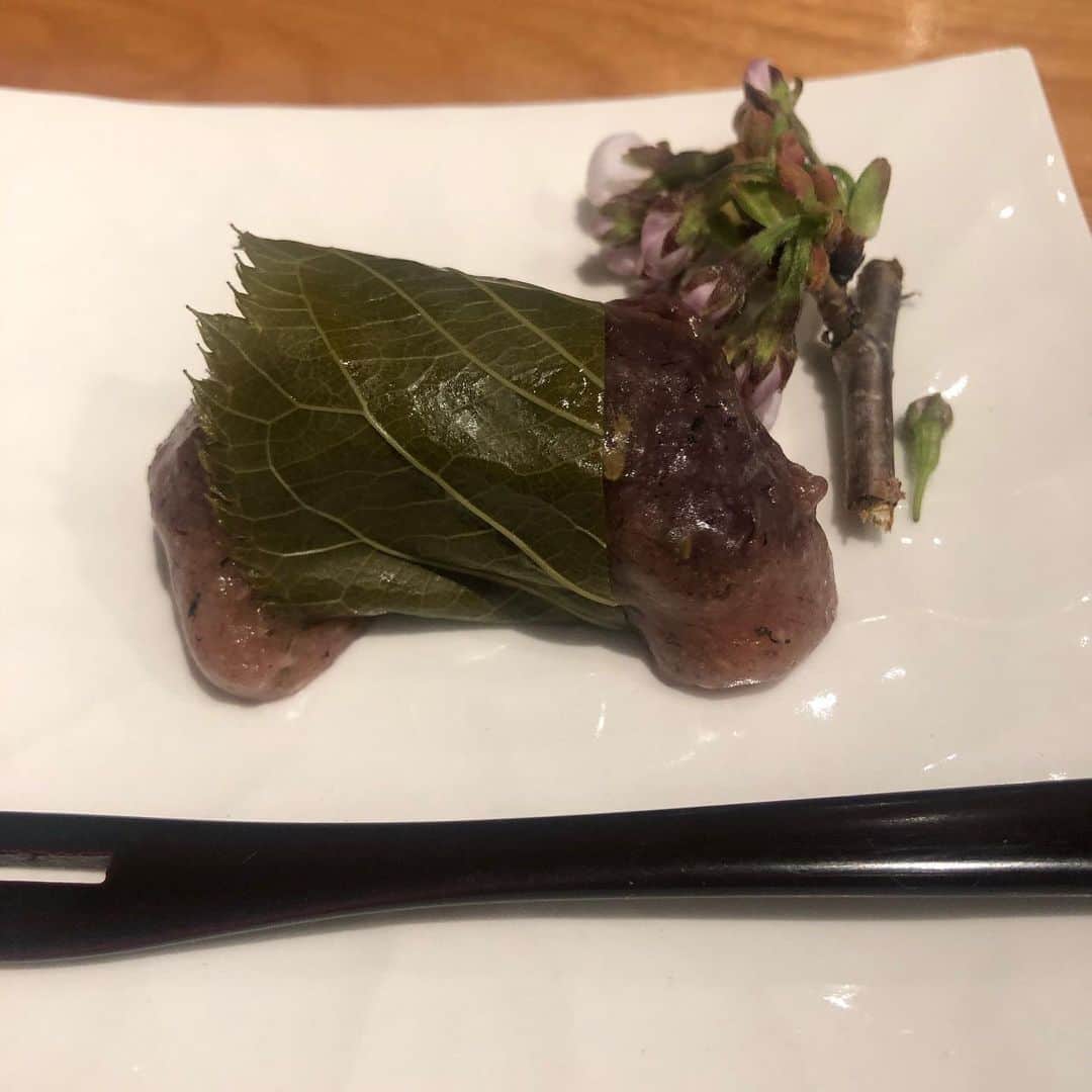 ヨネスケさんのインスタグラム写真 - (ヨネスケInstagram)「南麻布にある会席料理「分とく山」。野崎洋光総料理長と。 とにかく素材を活かした料理は品が良く美味しい。 #分とく山 #南麻布 #会席料理 #野崎洋光 #料理長」4月11日 0時26分 - yonesuke5656