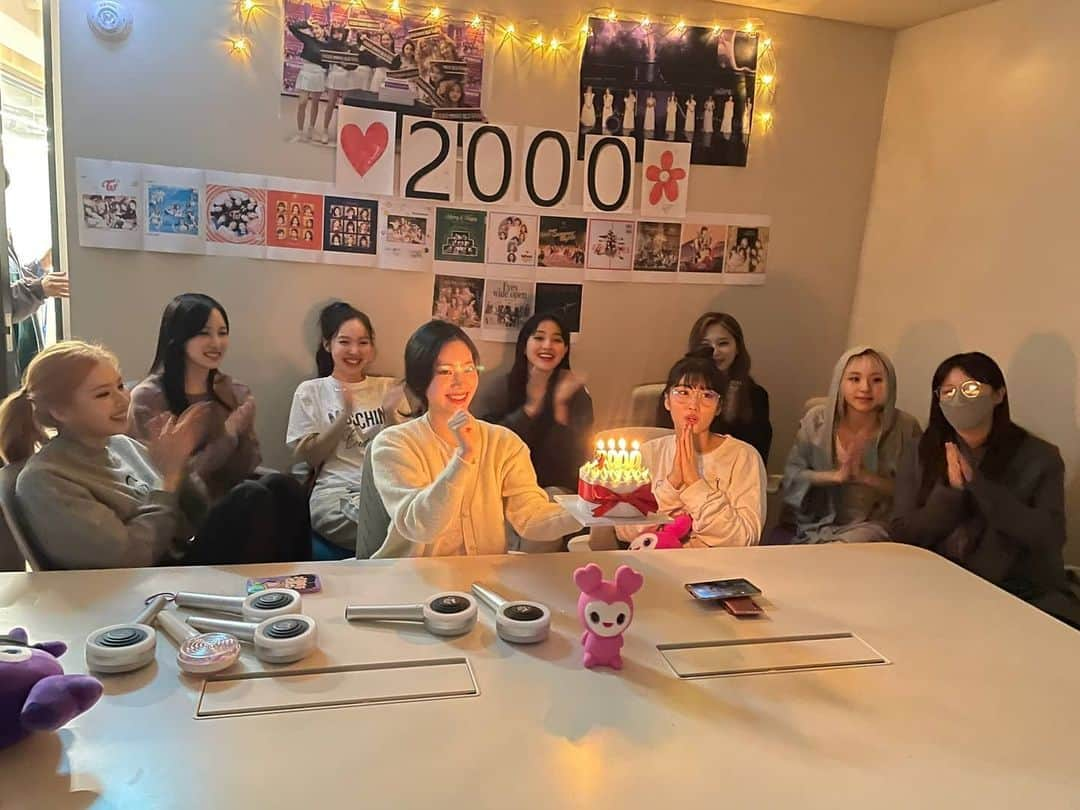 TWICEさんのインスタグラム写真 - (TWICEInstagram)「#Everyday_with_ONCE #ONCE #TWICE 2000일 축하해 주셔서 감사합니다💗」4月11日 0時30分 - twicetagram