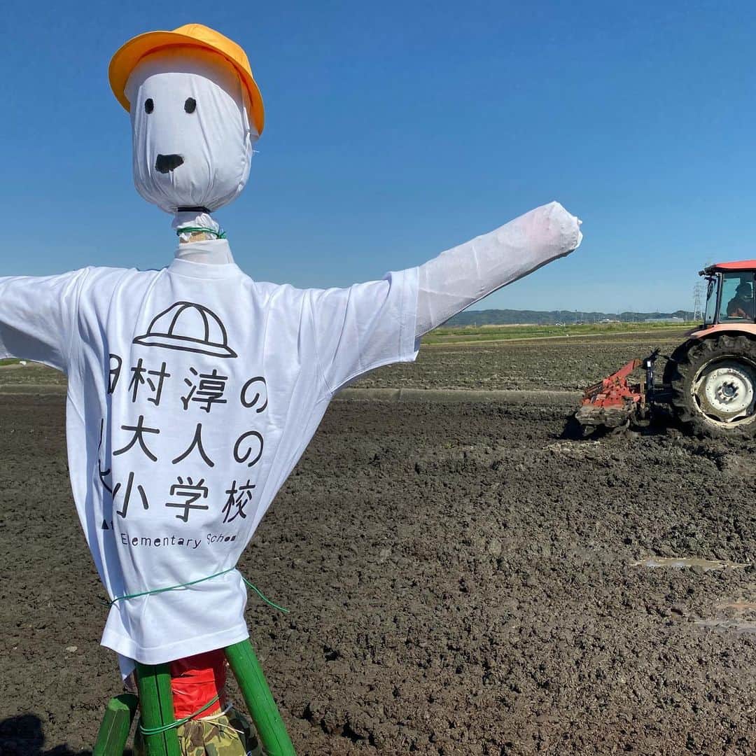 田村淳さんのインスタグラム写真 - (田村淳Instagram)「田村淳の大人の小学校🏫 僕のオンラインサロンで 今年からお米作りをやります！  愛知県の農家の方に協力してもらって 田んぼを借りてお米を作ります。 トラクターに乗って田んぼを耕しました！ 田植えと稲刈りは行けると良いなぁ…  #田村淳の大人の小学校」4月11日 1時12分 - atsushilb