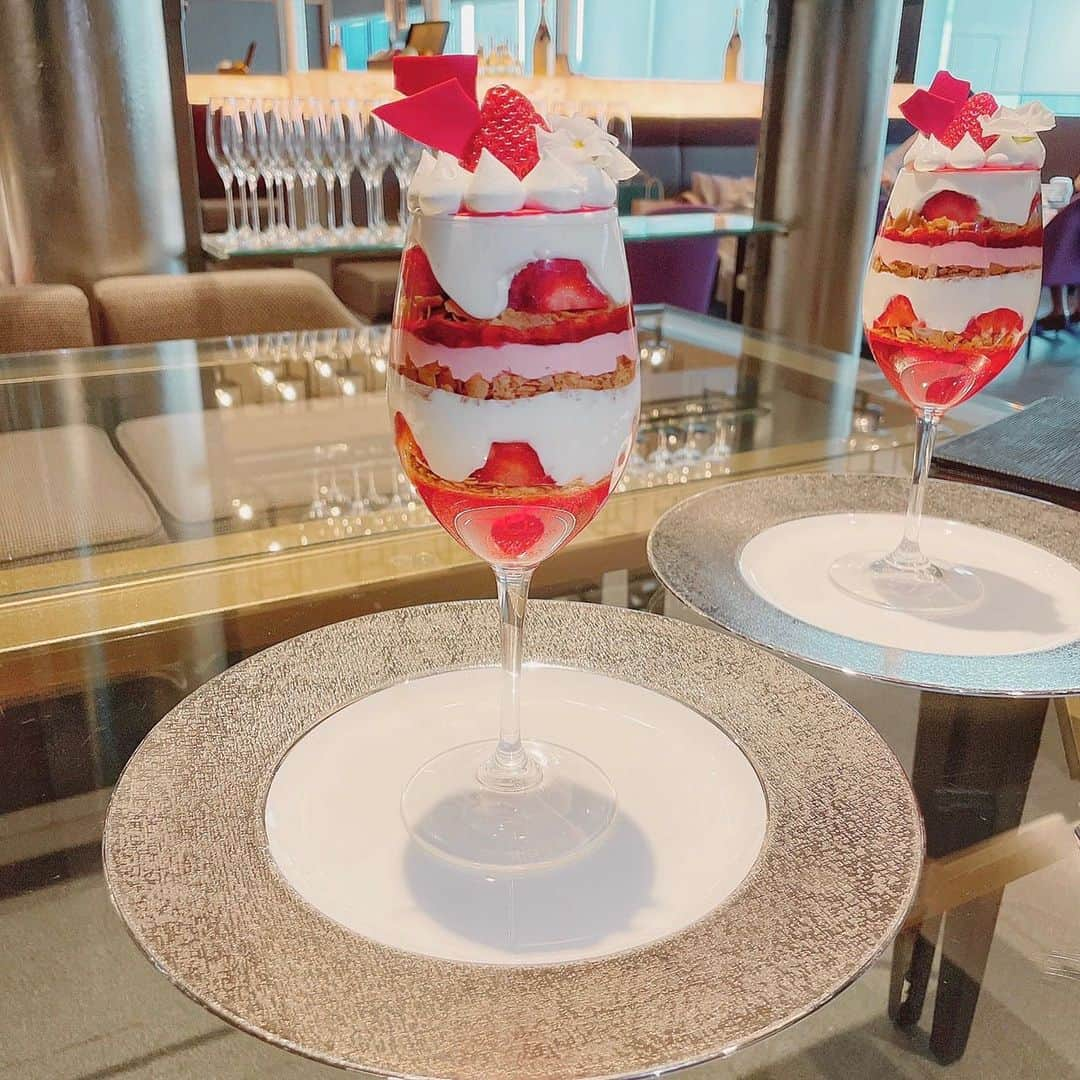 ひなたまりんのインスタグラム：「1日10食限定のあまおうと フロマージュブランの高級パフェ🍓 平日だったからか16時台でもあったの！ でもグランは苺のミルフィーユが1番かな🤣 アフタヌーン頼むとミルフィーユも 付いてくるのがお得だなぁって グランのアフタヌーンまだ食べたことないから かわいいときに行ってみよっと💭 #thegrandginza #ginzasix #cafe #グラン銀座 #銀座シックス #銀座カフェ #苺スイーツ」