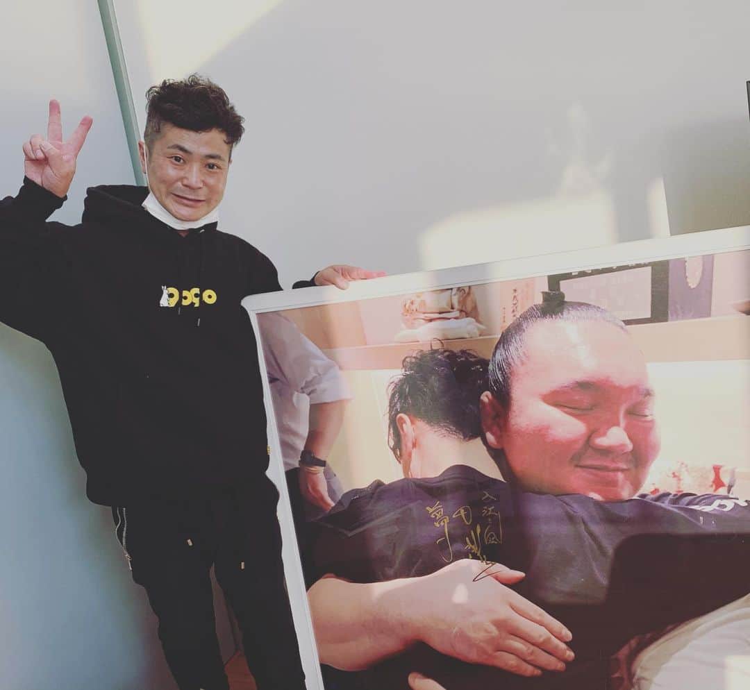 入江慎也のインスタグラム：「お世話になっている社長さんから  「この時の気持ちを忘れないでください。頑張っていきましょう」  と、誕生日プレゼントでいただきました。僕がインスタに上げさせていただいた横綱との写真をとんでもない大きい額に入れてプレゼントしていただきました。 しかも横綱の直筆のサイン入りでした。めちゃくちゃびっくりしました。サプライズでした。 本当にありがとうございます。 この時の気持ちを絶対に忘れずに生きていきます。 感謝致します。  #第69代横綱白鵬翔  #直筆サイン #夢」