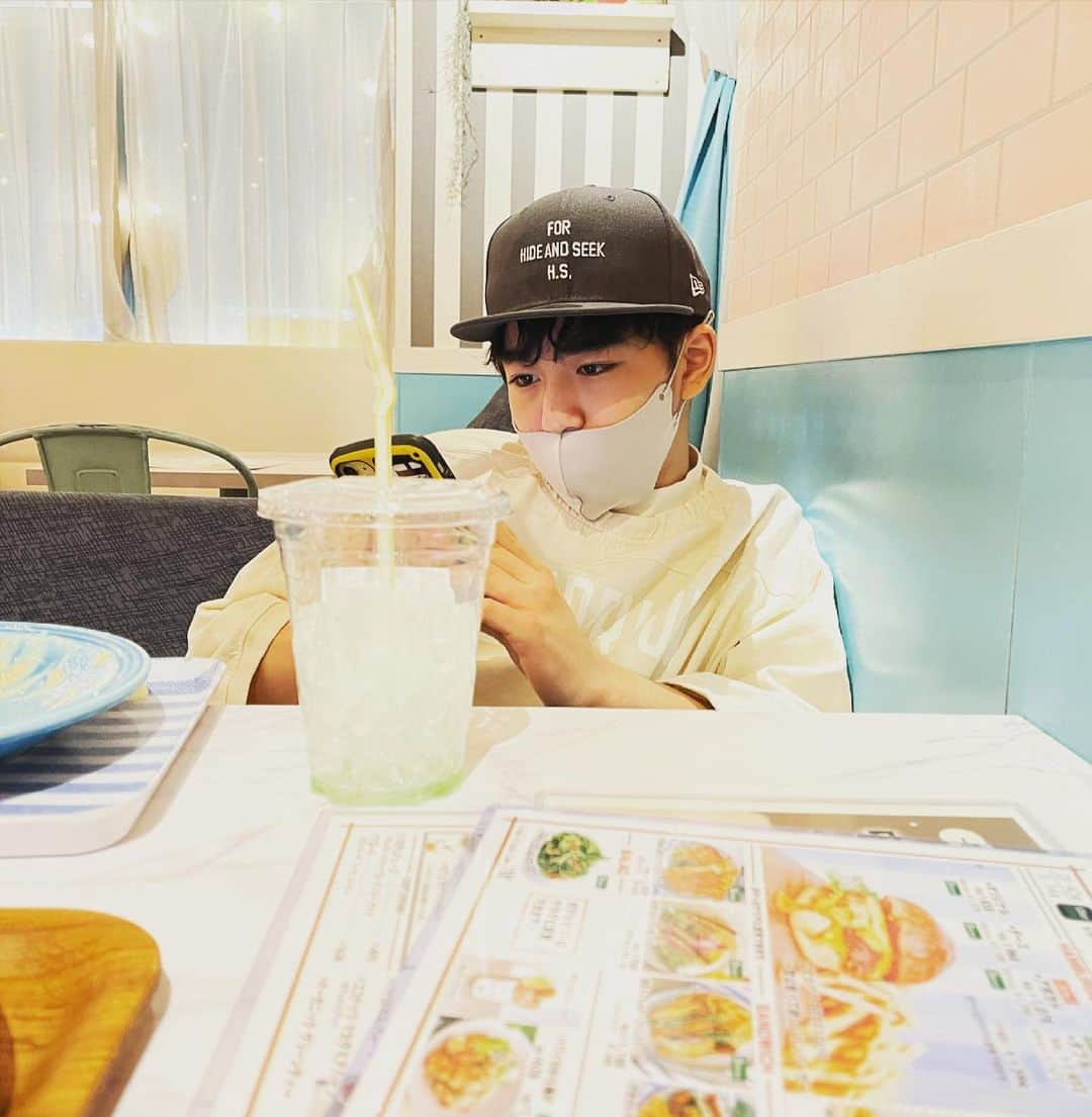 マッコイ斉藤さんのインスタグラム写真 - (マッコイ斉藤Instagram)「息子とパンケーキ食ったがずっーとスマホ #モケスハワイ中目黒」4月11日 2時22分 - maccoi_saito