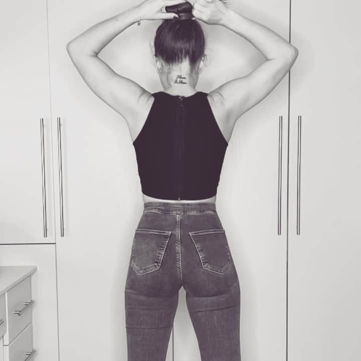 のインスタグラム：「Haircut Pending.... (and by haircut I mean the tiniest of trims humanly possible) 💇‍♀️  #hair #longhair #waistlength #waistlengthhair #thickhair #shinyhair #slowmotion #slowmo #blackandwhite #haircut #tattoo #swish #slowmotionvideo #fittedjeans #croptop」