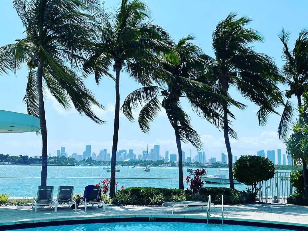 サイモン・シュナピアのインスタグラム：「Miami...thank you for the very warm welcome 😎 #miamibeach #miami」